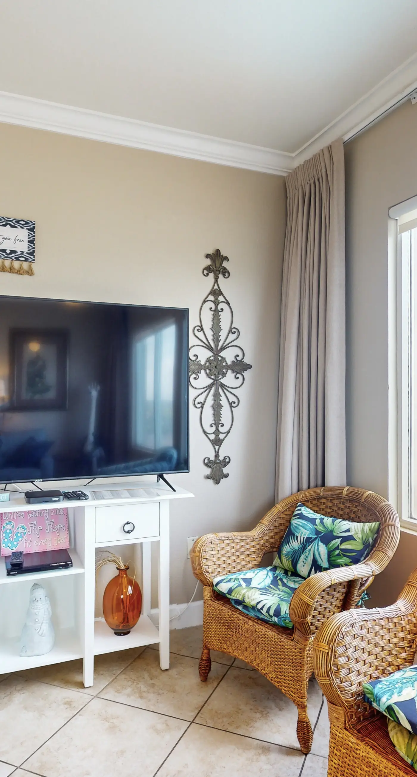 Lovely condo at beachfront resort with sunset views, pools, hot tubs, & gym