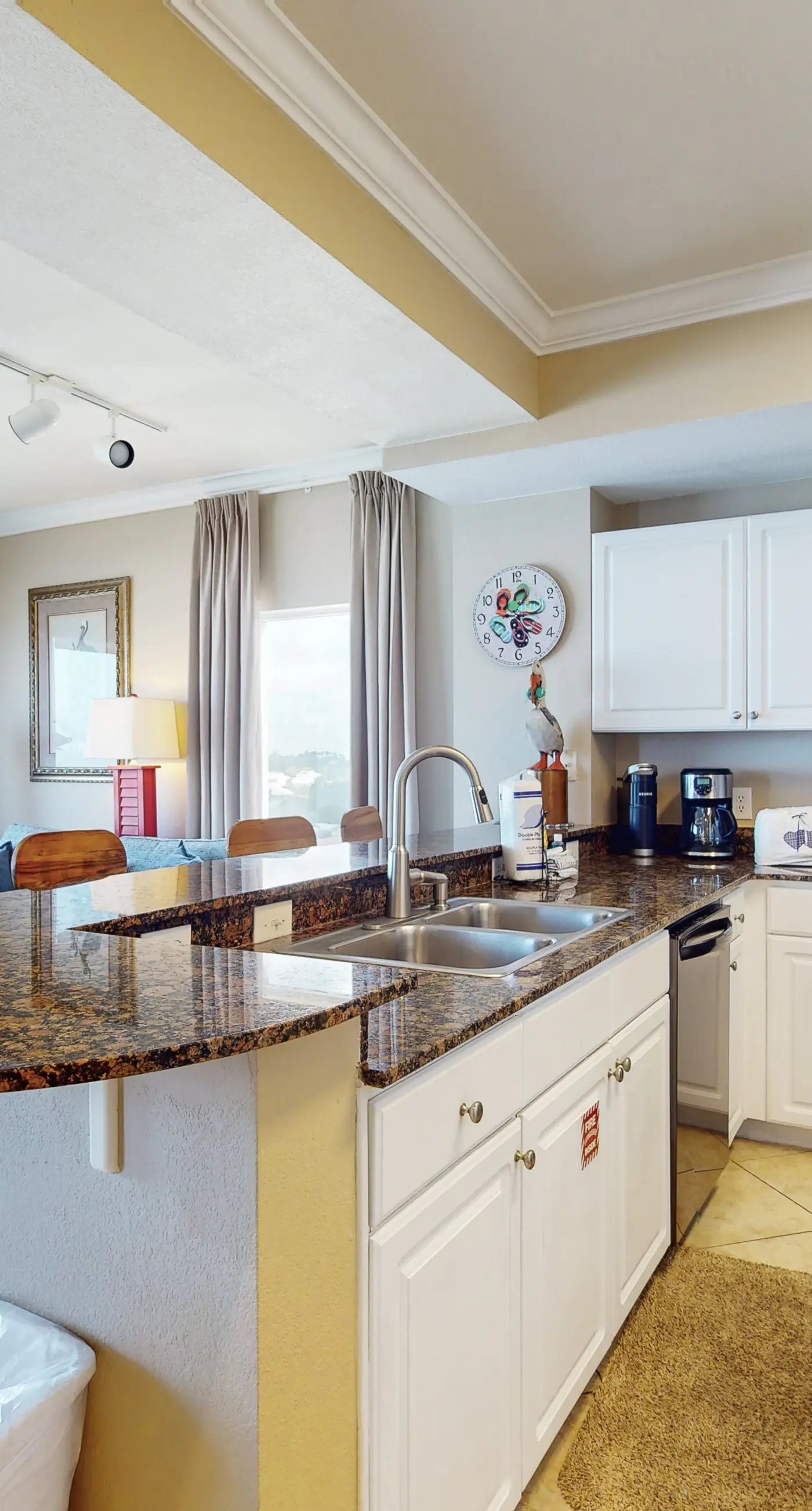 Lovely condo at beachfront resort with sunset views, pools, hot tubs, & gym