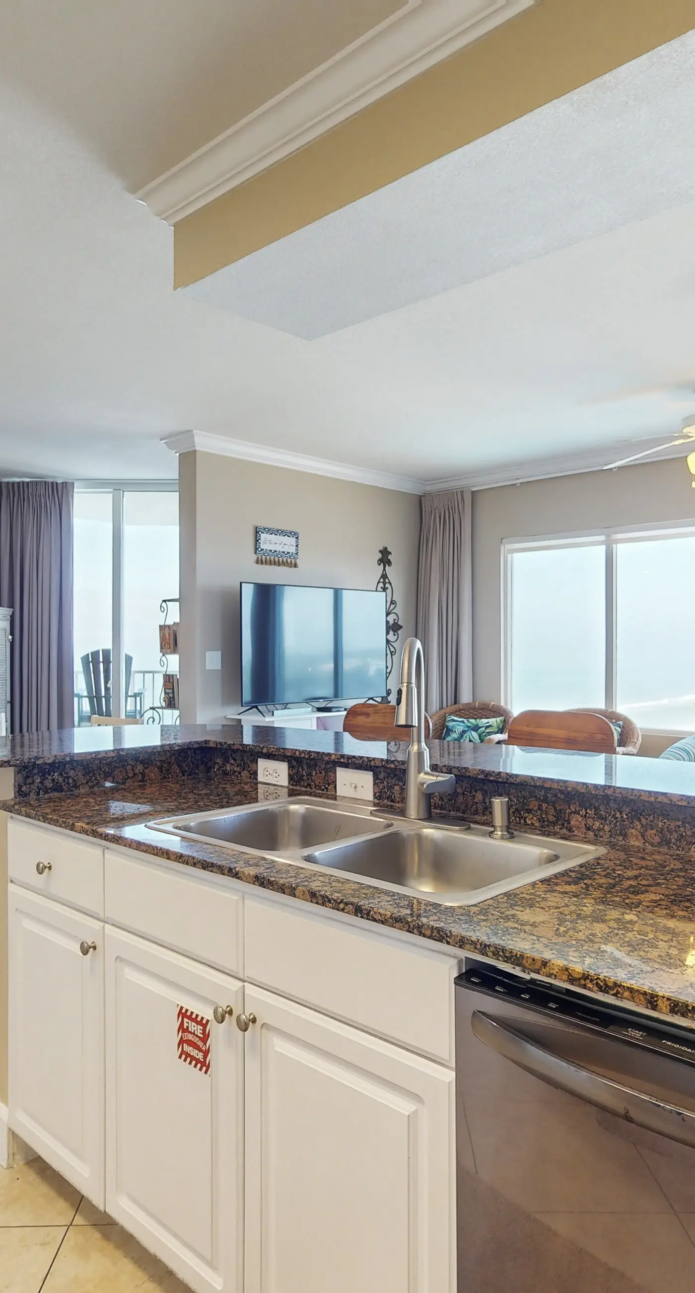 Lovely condo at beachfront resort with sunset views, pools, hot tubs, & gym