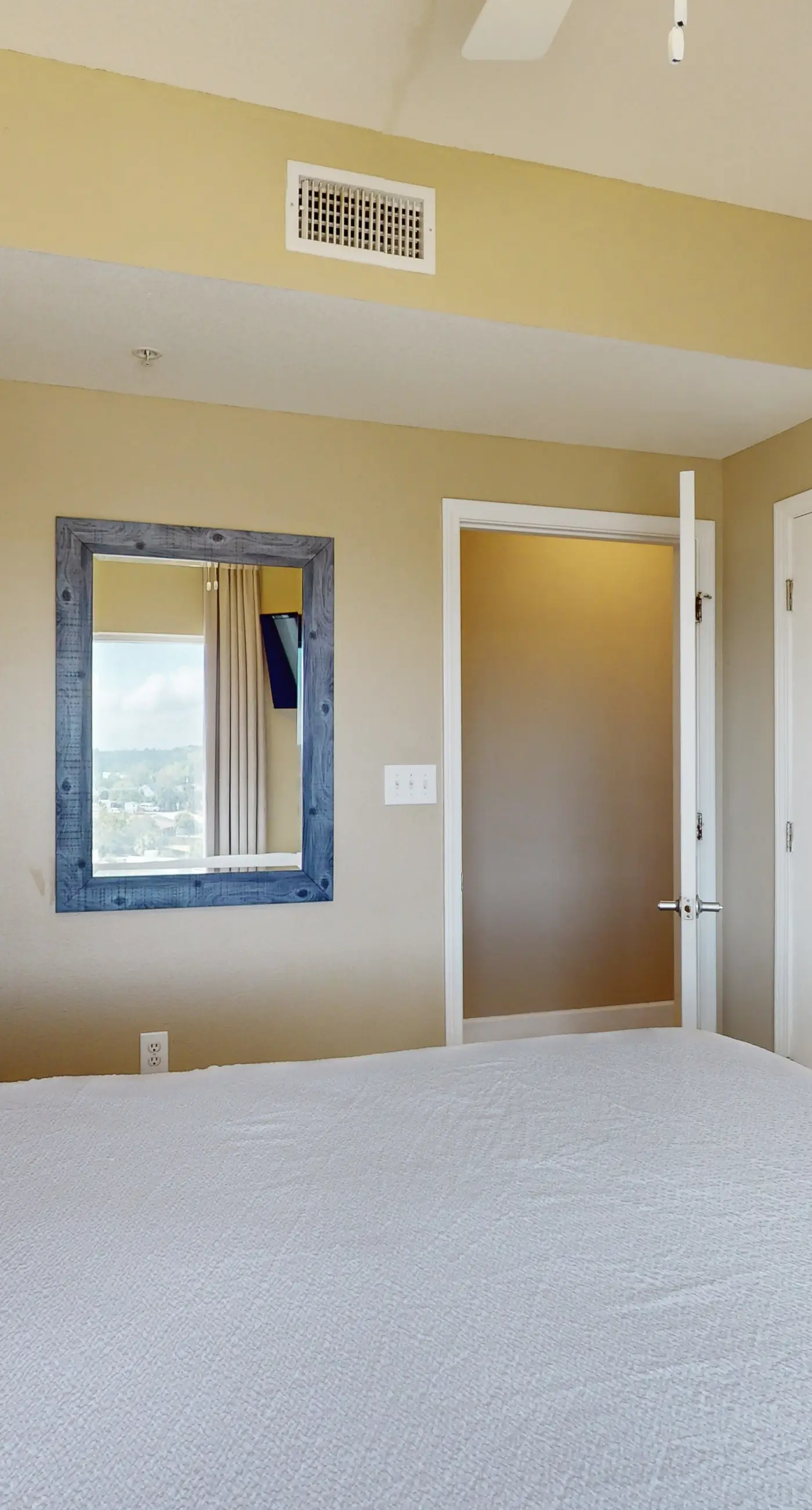 Lovely condo at beachfront resort with sunset views, pools, hot tubs, & gym