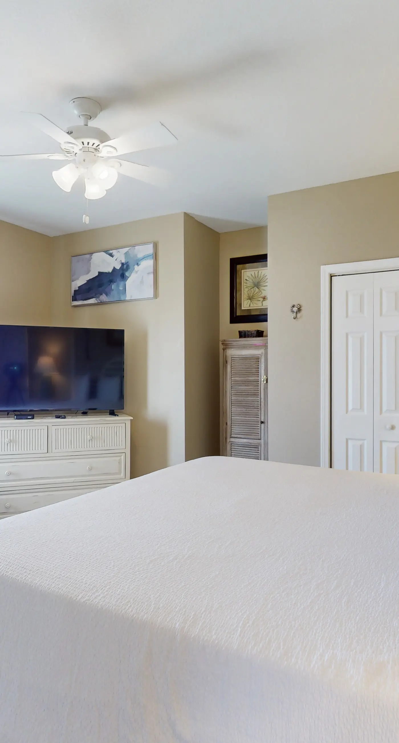 Lovely condo at beachfront resort with sunset views, pools, hot tubs, & gym