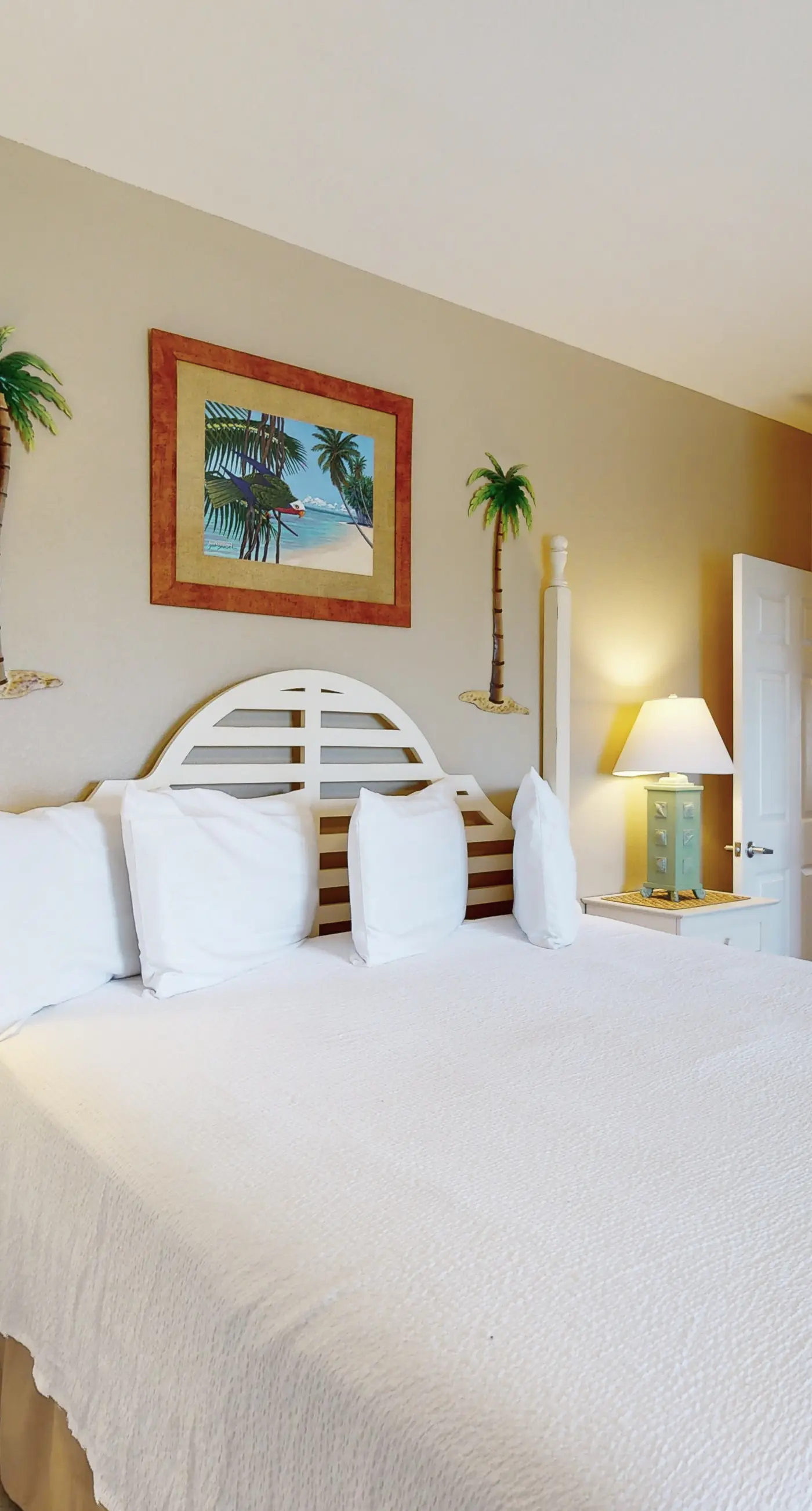 Lovely condo at beachfront resort with sunset views, pools, hot tubs, & gym