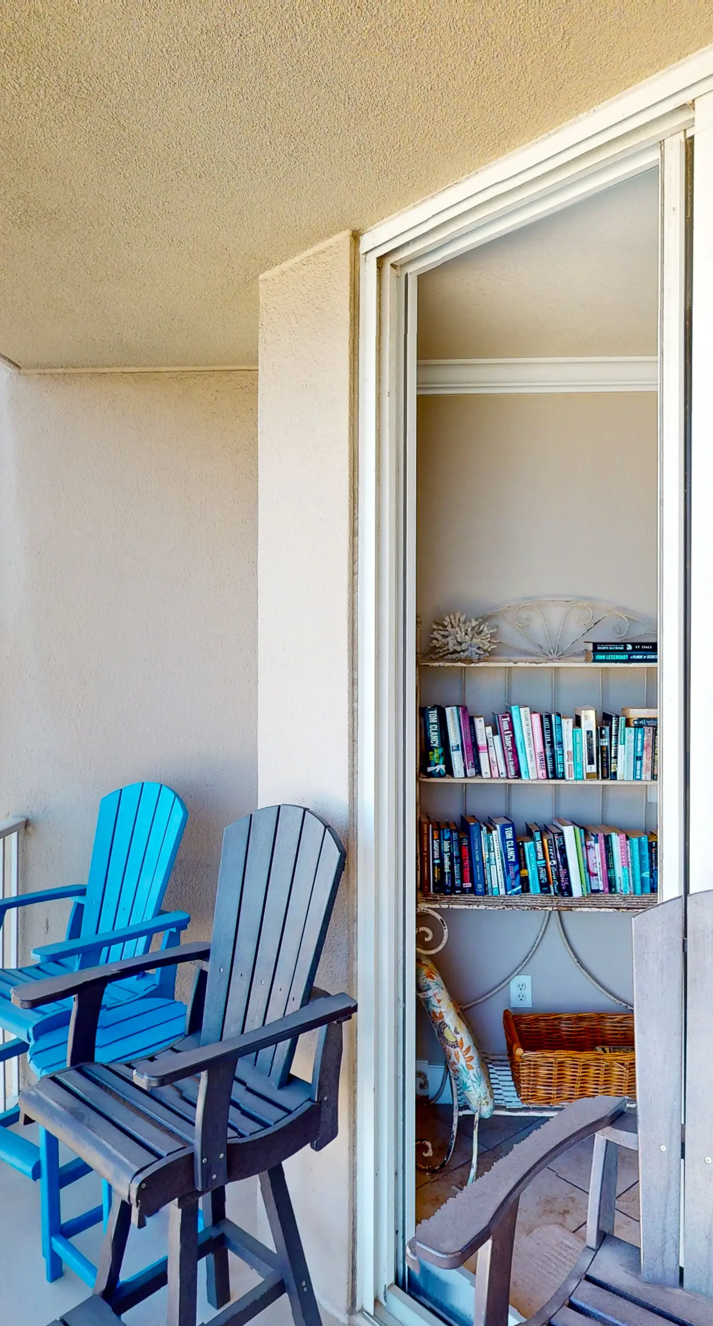 Lovely condo at beachfront resort with sunset views, pools, hot tubs, & gym