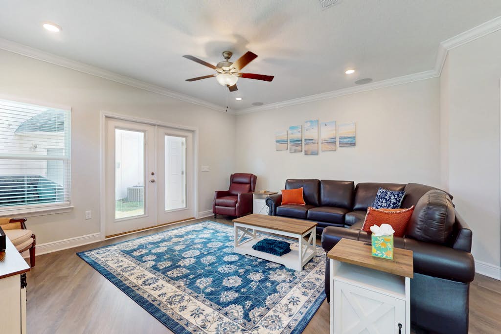 Spacious townhome, dog-friendly w full kitchen & shared pool