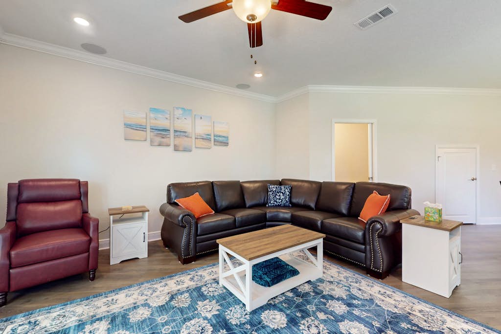 Spacious townhome, dog-friendly w full kitchen & shared pool