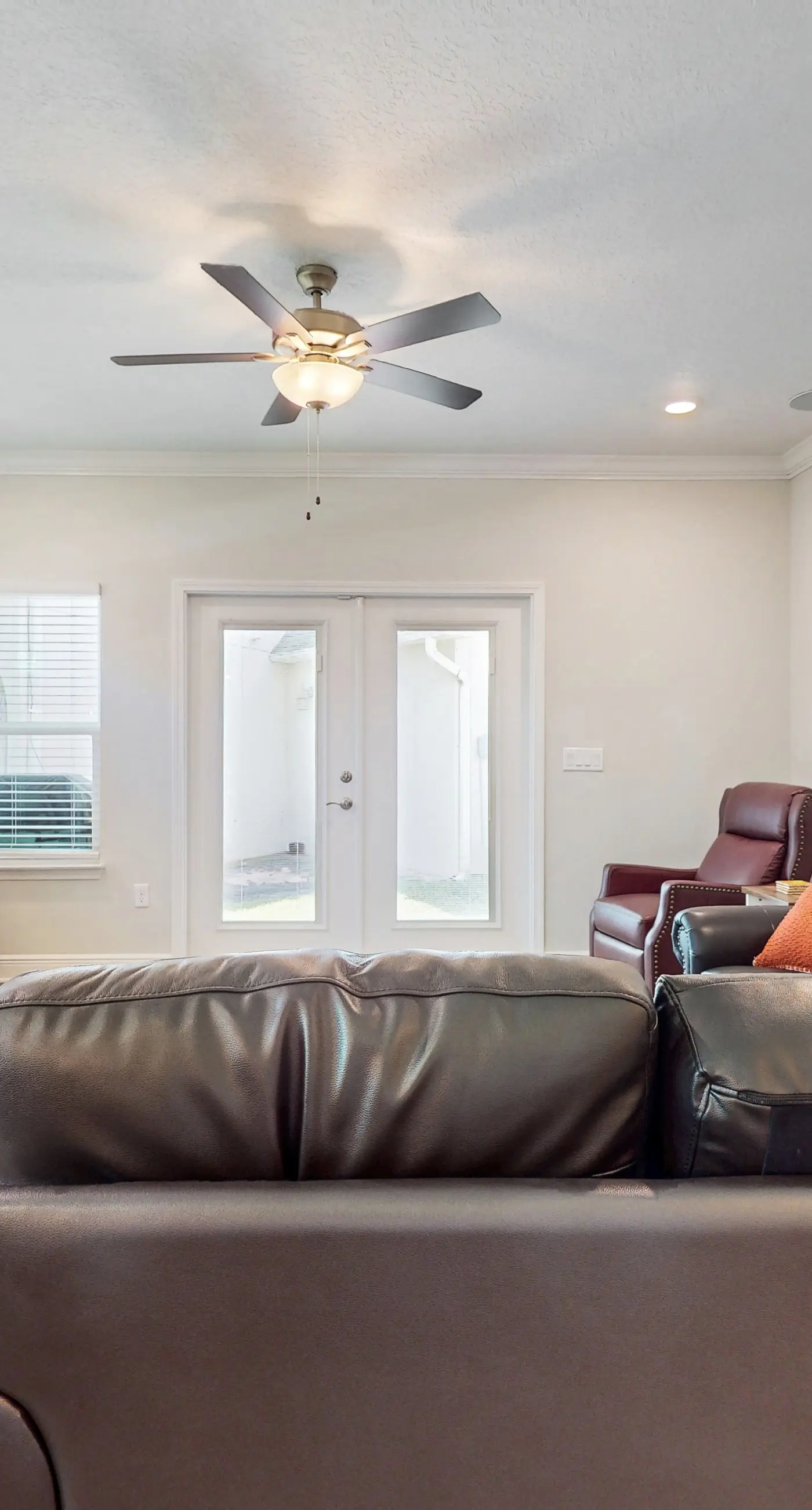 Spacious townhome, dog-friendly w full kitchen & shared pool