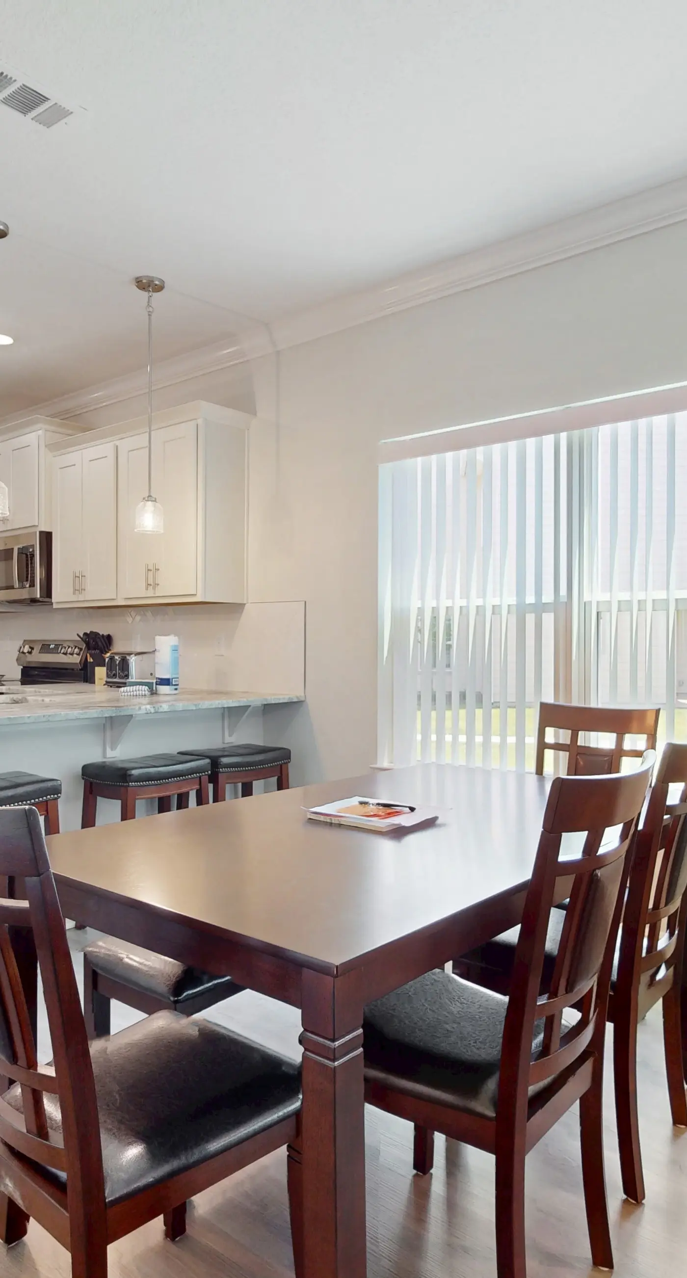 Spacious townhome, dog-friendly w full kitchen & shared pool