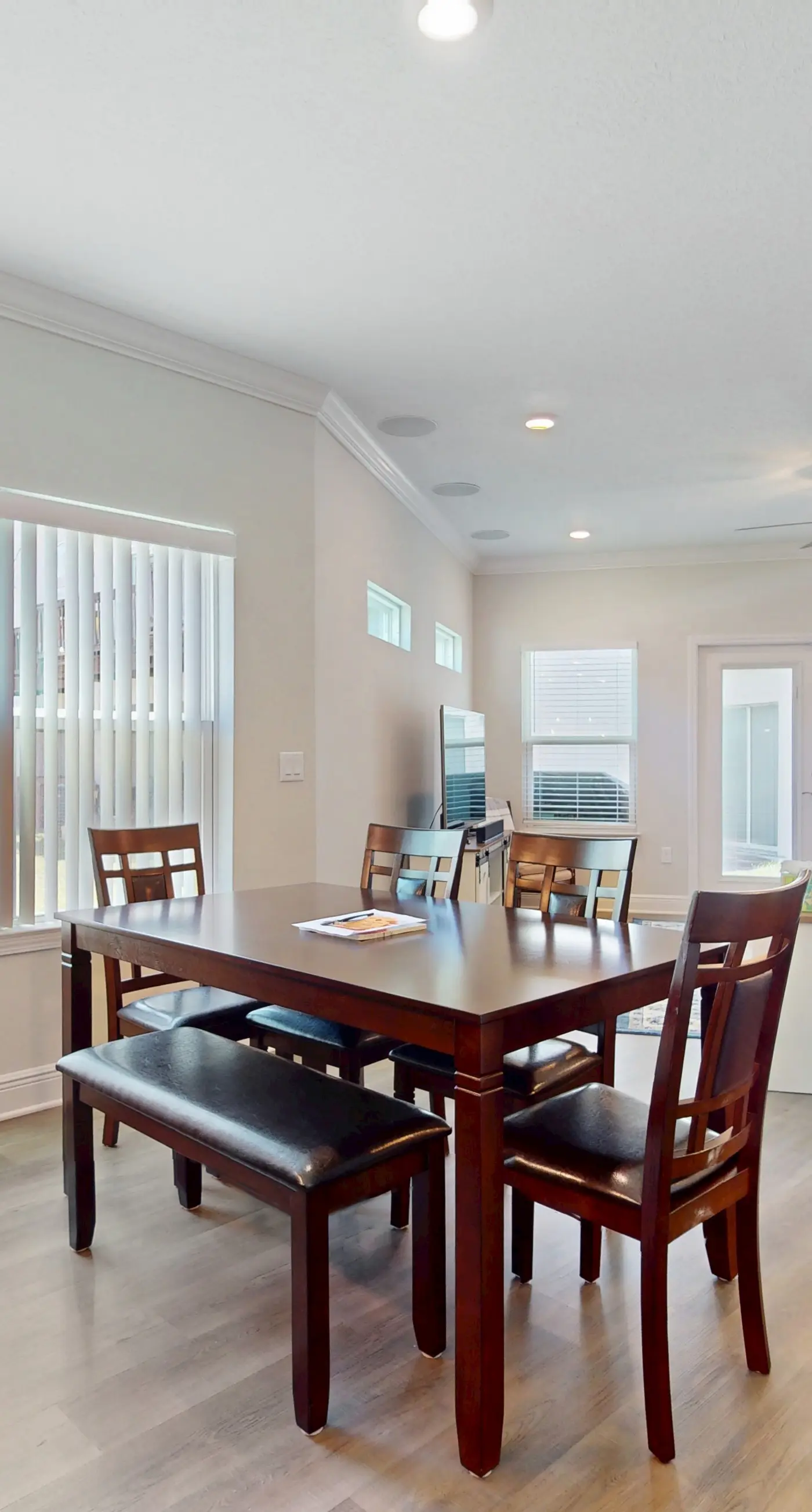 Spacious townhome, dog-friendly w full kitchen & shared pool