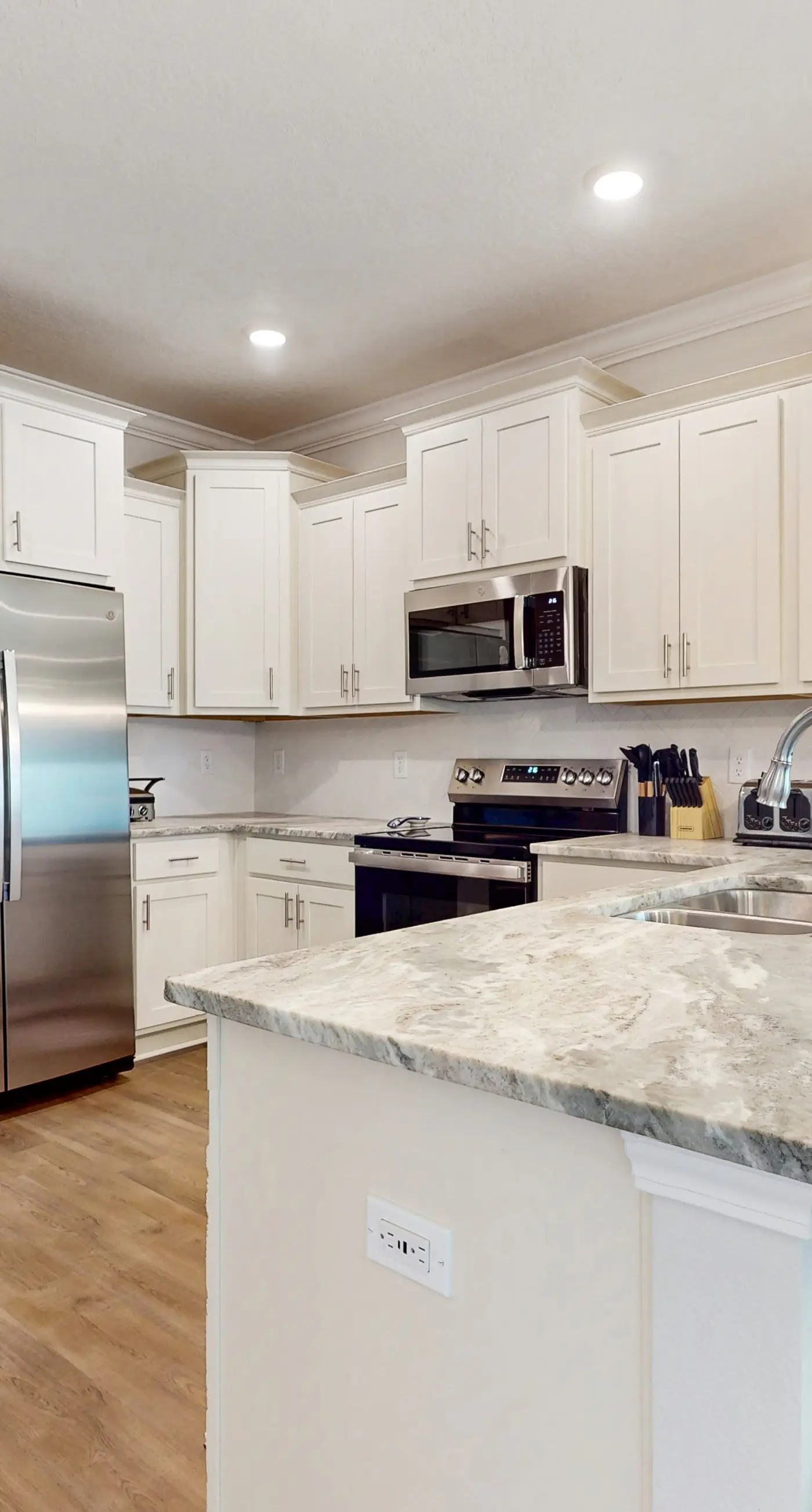 Spacious townhome, dog-friendly w full kitchen & shared pool
