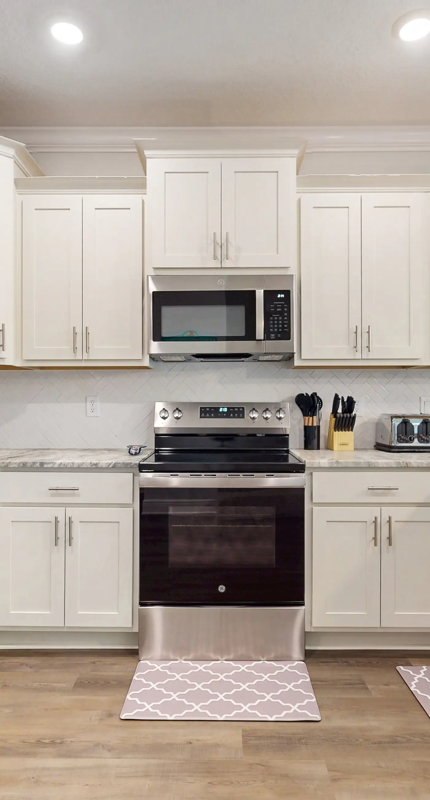 Spacious townhome, dog-friendly w full kitchen & shared pool