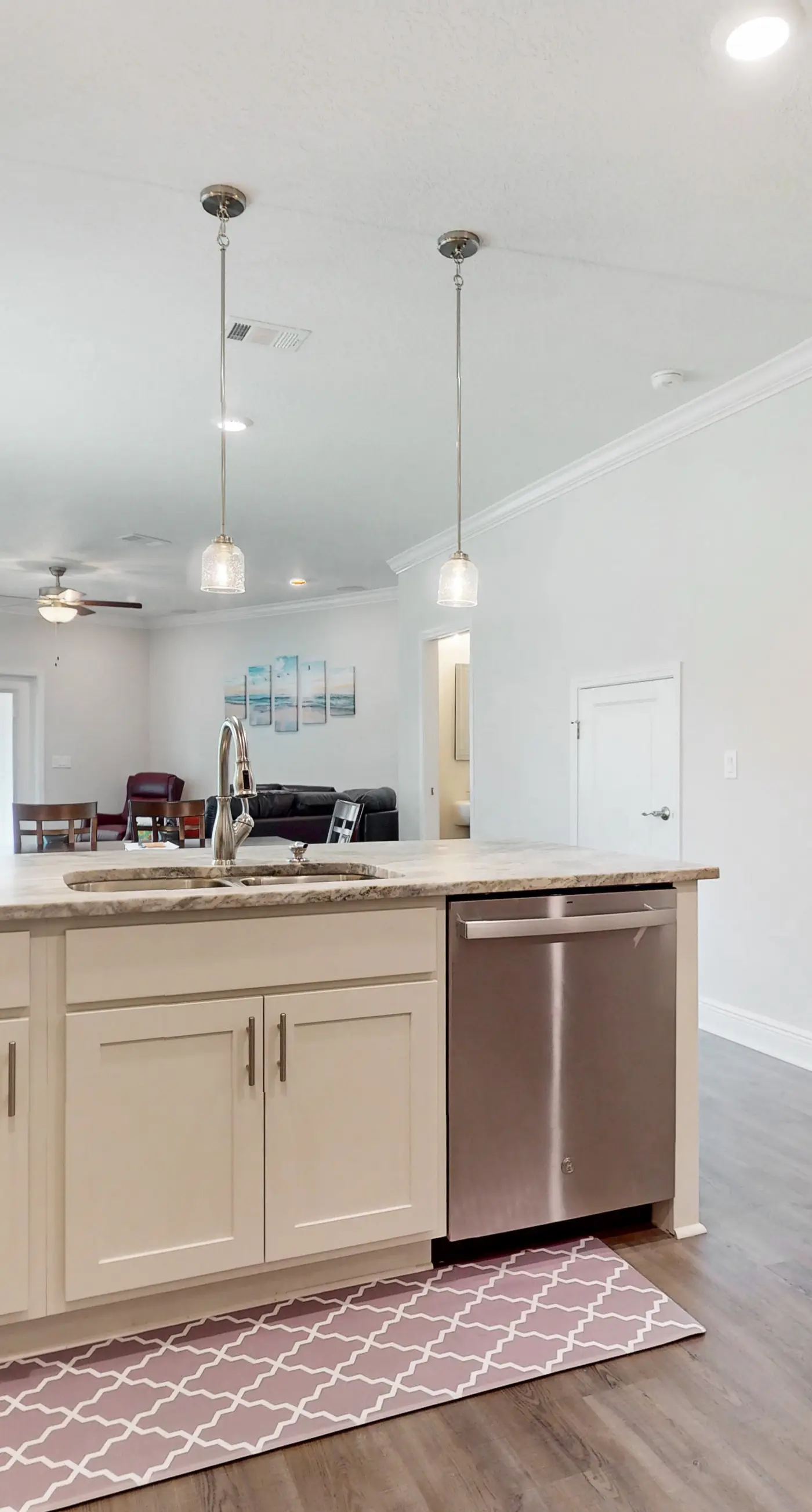 Spacious townhome, dog-friendly w full kitchen & shared pool