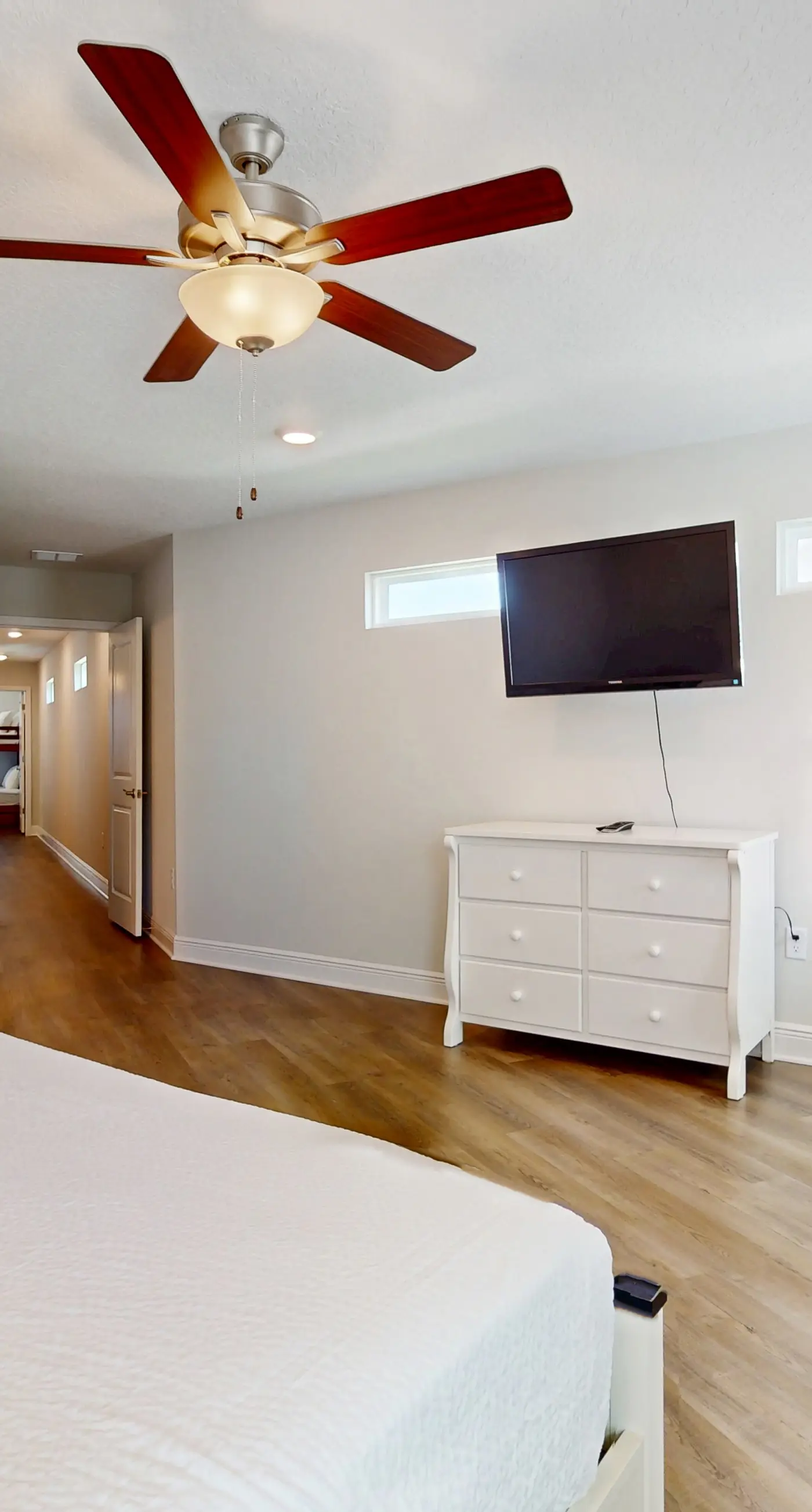 Spacious townhome, dog-friendly w full kitchen & shared pool