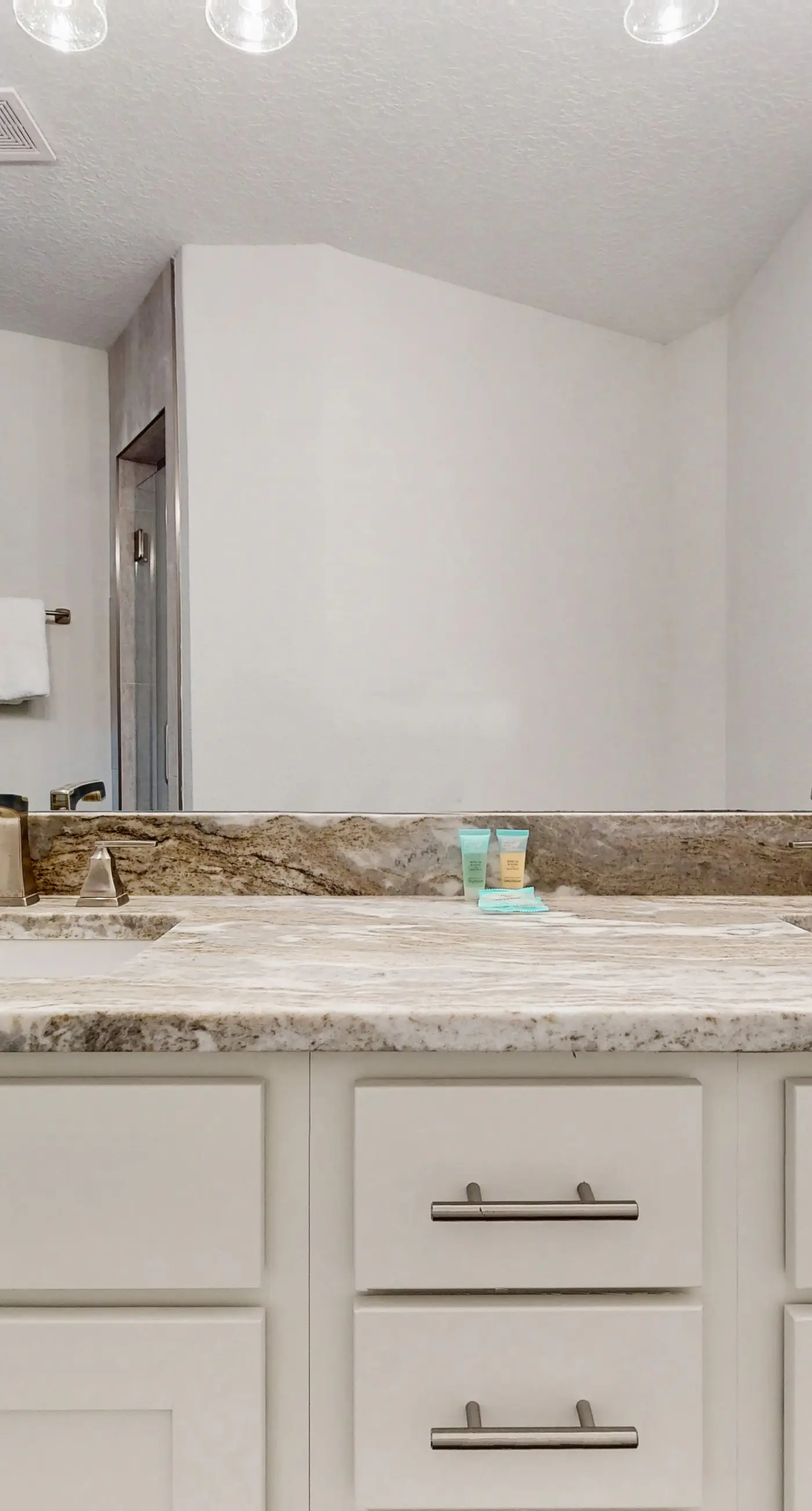 Spacious townhome, dog-friendly w full kitchen & shared pool