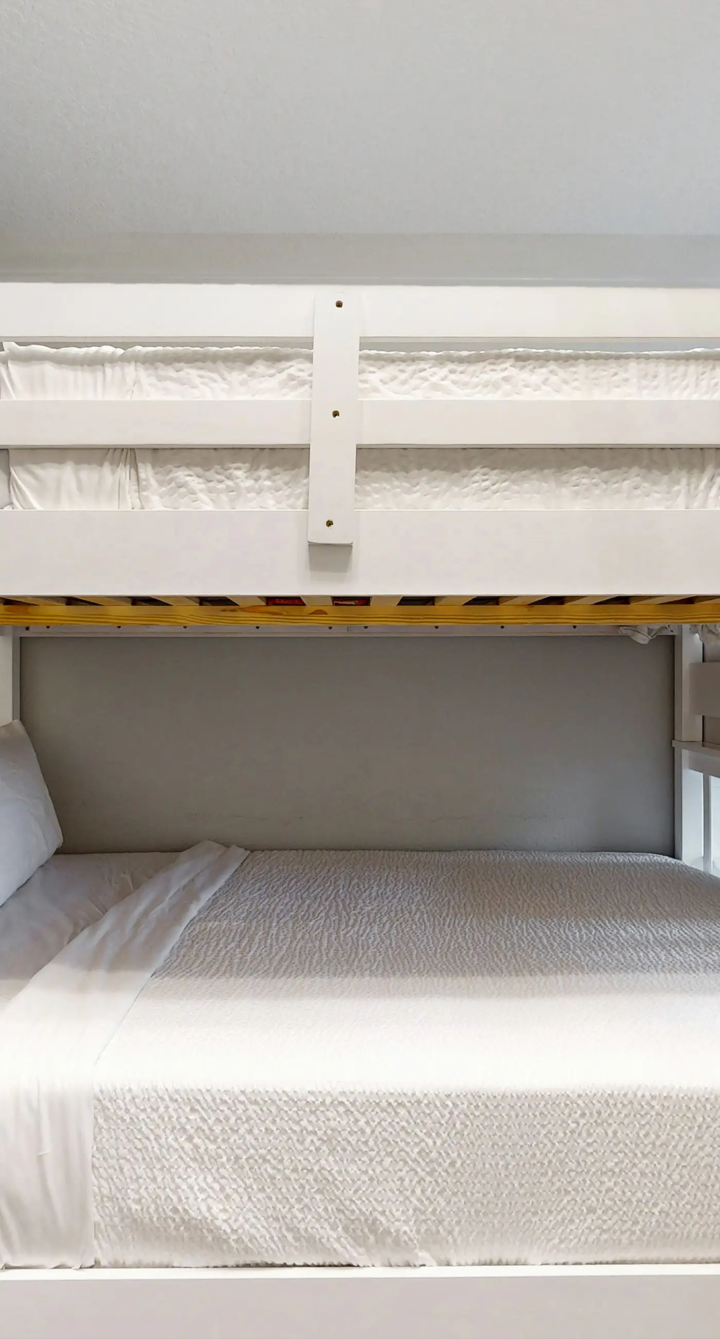 Spacious townhome, dog-friendly w full kitchen & shared pool