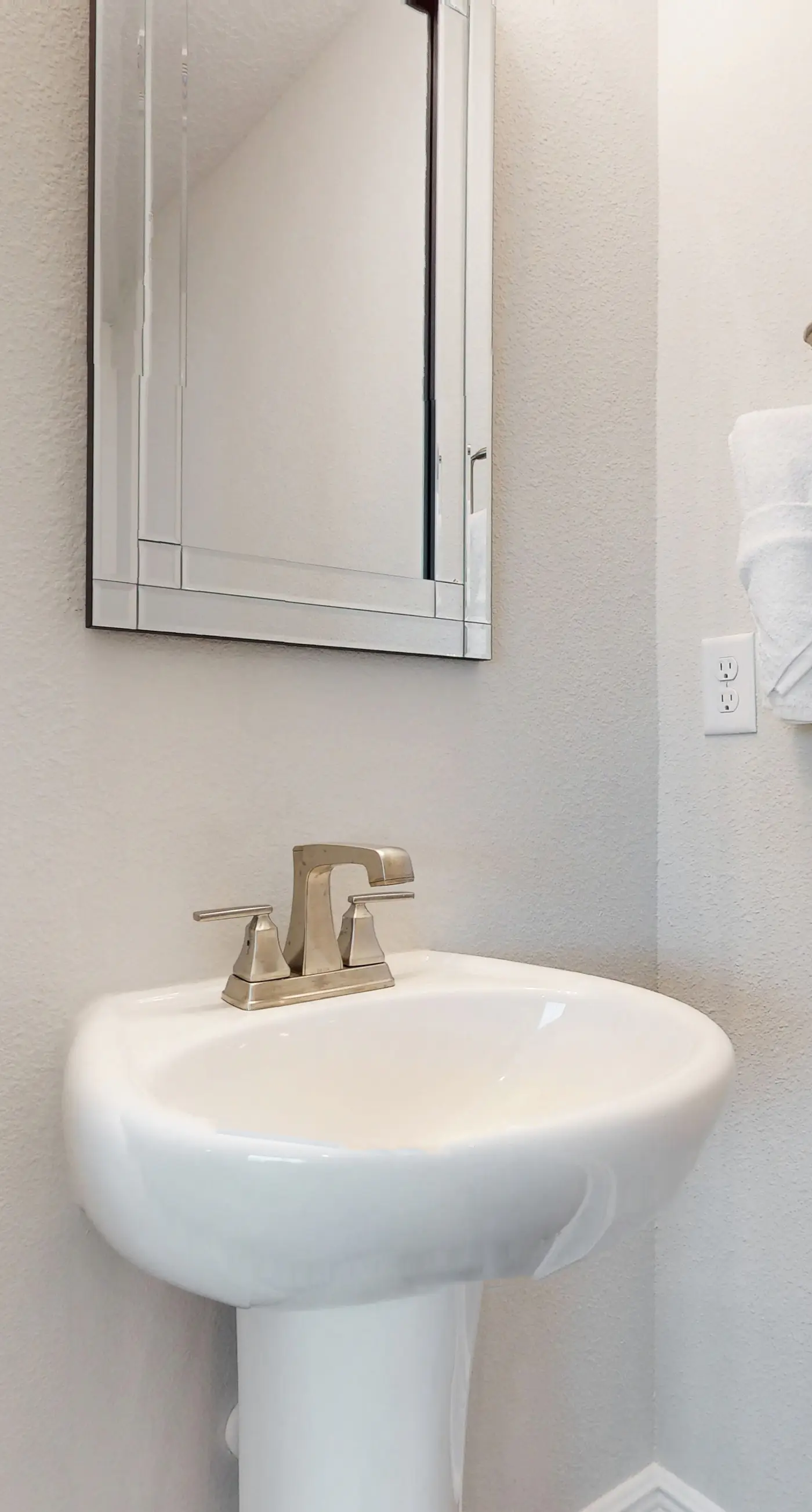 Spacious townhome, dog-friendly w full kitchen & shared pool