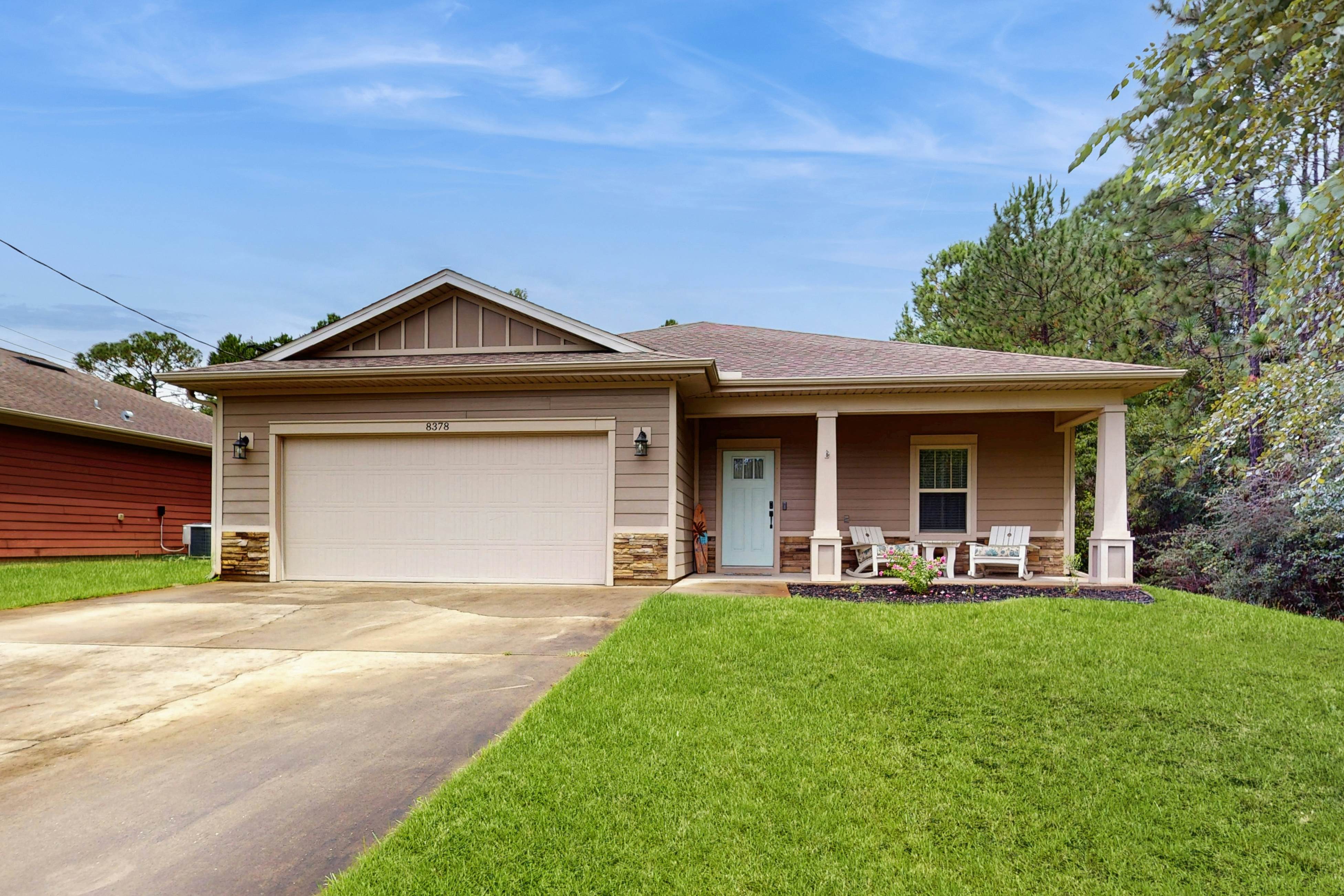 Cozy coastal private home with fenced yard, dog-friendly and close to beach