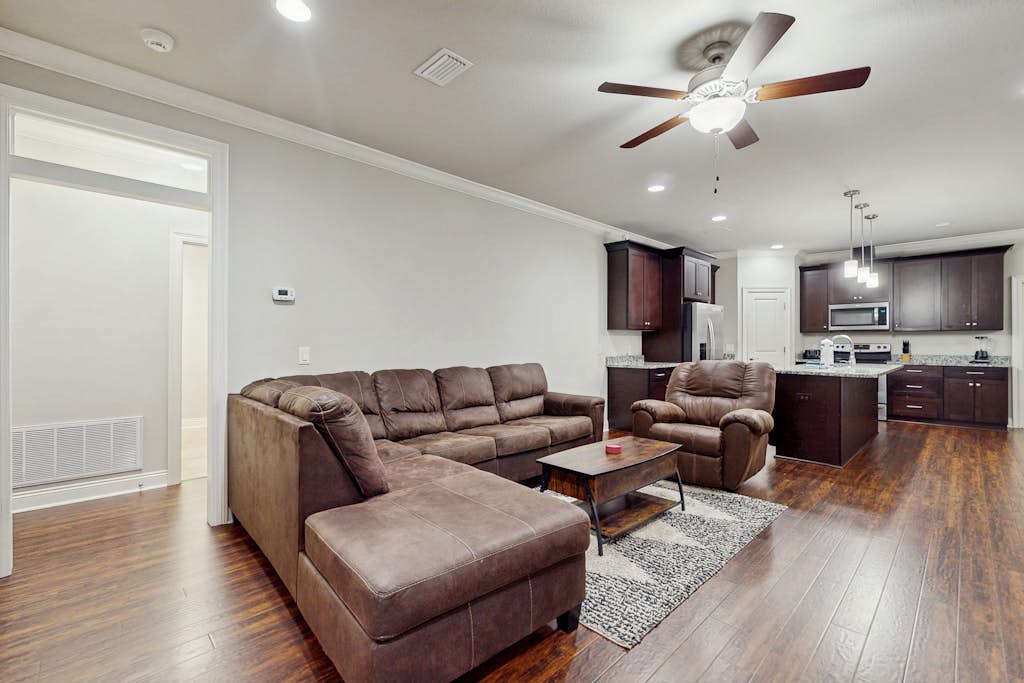 Cozy coastal private home with fenced yard, dog-friendly and close to beach