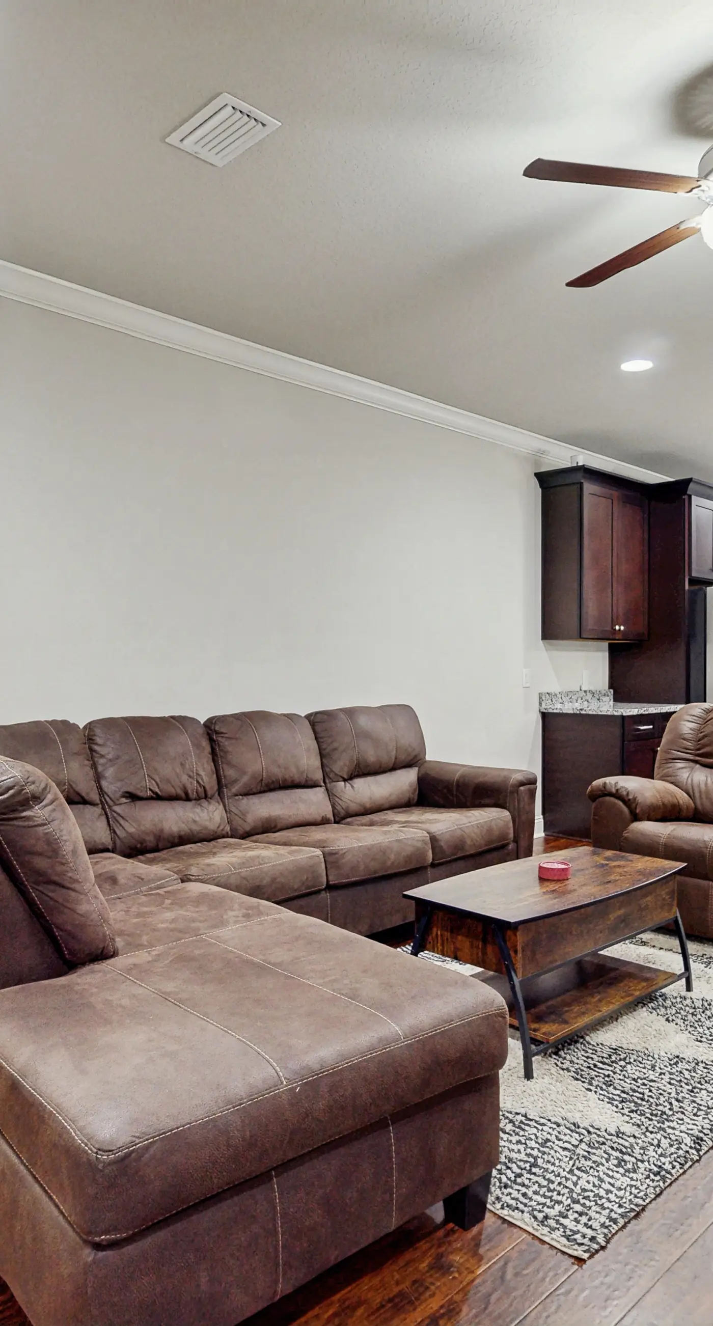 Cozy coastal private home with fenced yard, dog-friendly and close to beach