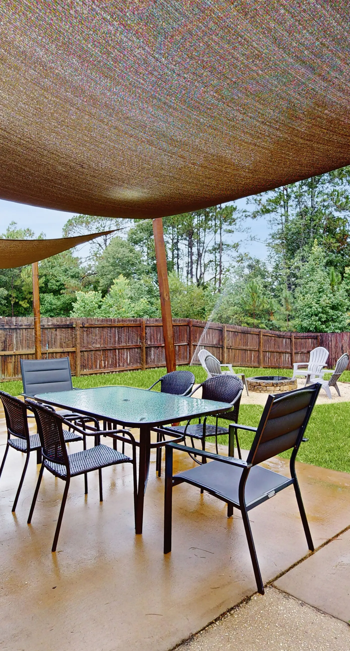 Cozy coastal private home with fenced yard, dog-friendly and close to beach