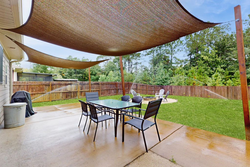 Cozy coastal private home with fenced yard, dog-friendly and close to beach