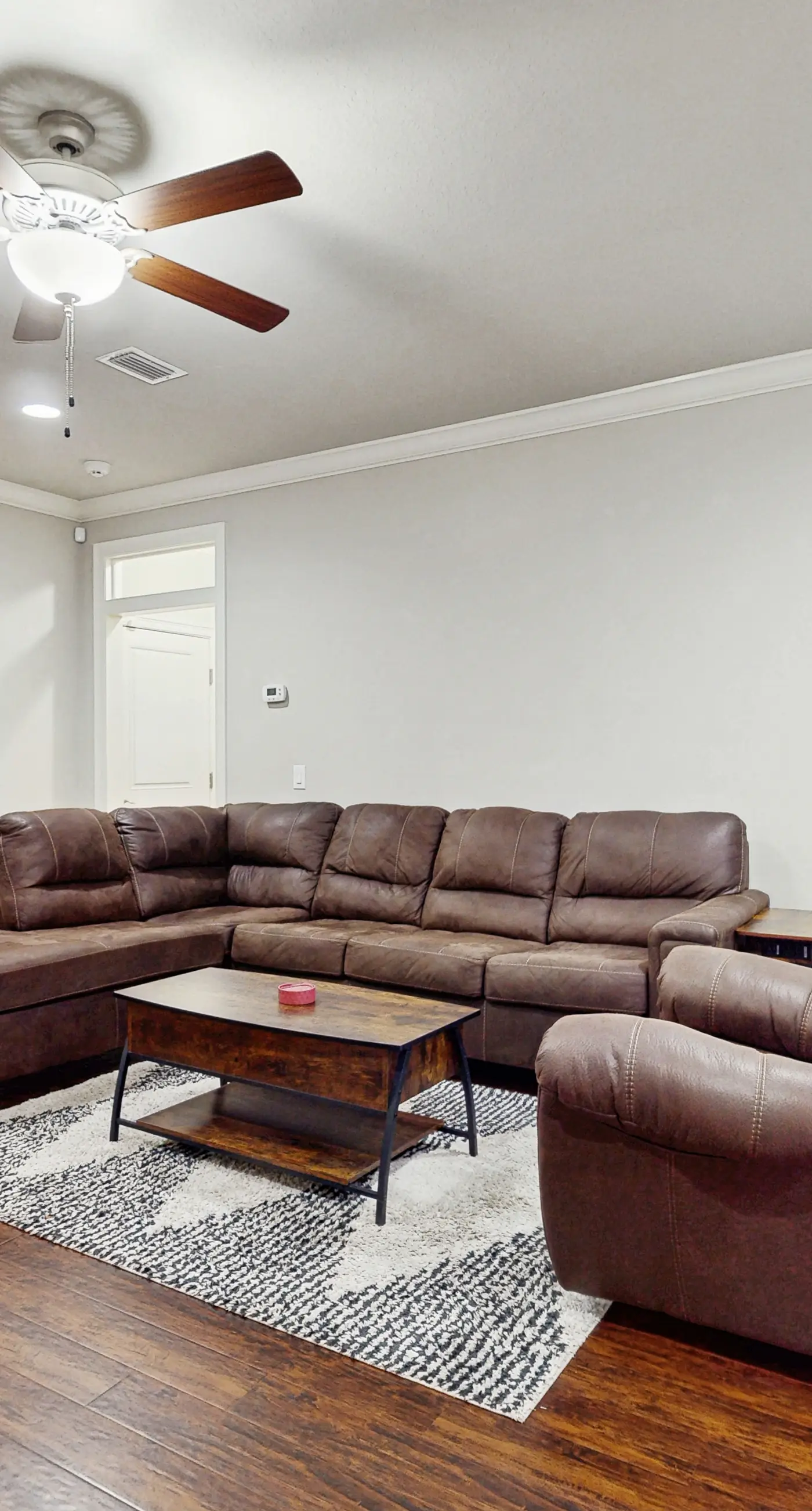 Cozy coastal private home with fenced yard, dog-friendly and close to beach