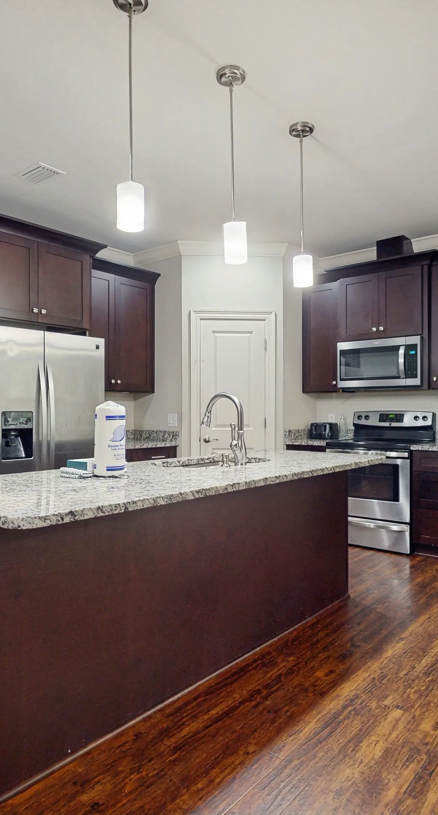 Cozy coastal private home with fenced yard, dog-friendly and close to beach