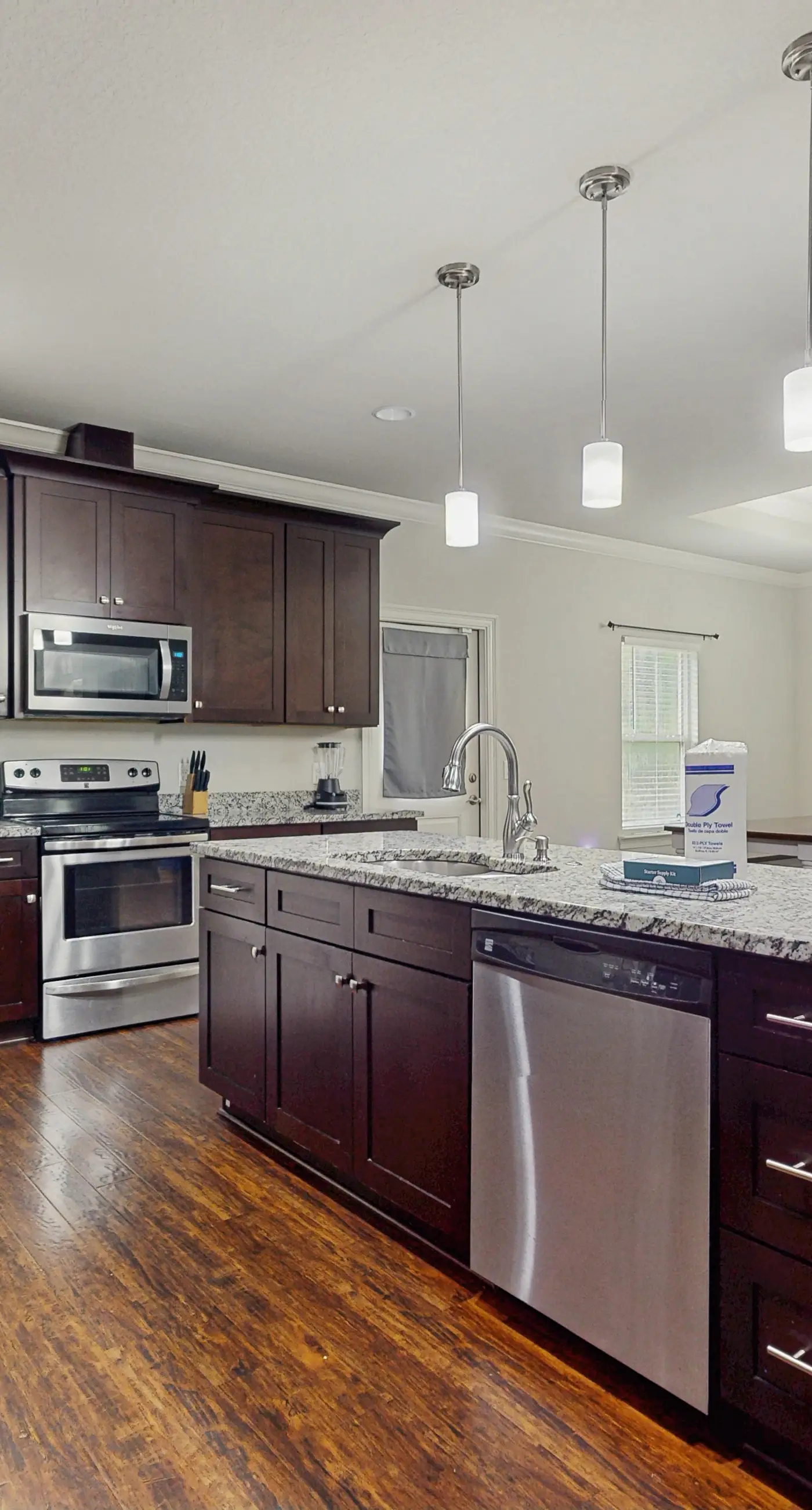 Cozy coastal private home with fenced yard, dog-friendly and close to beach