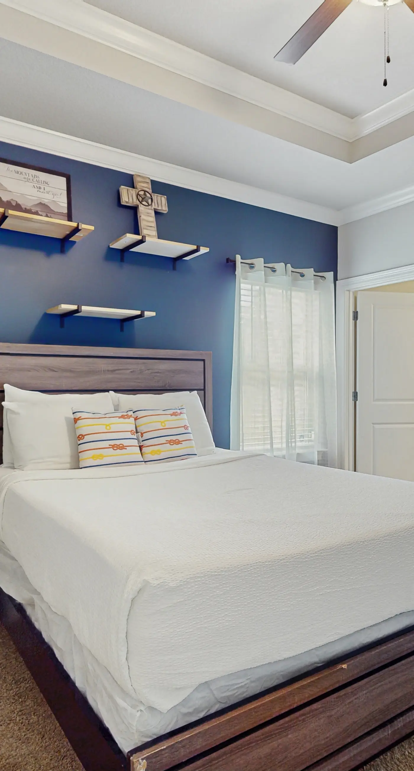 Cozy coastal private home with fenced yard, dog-friendly and close to beach