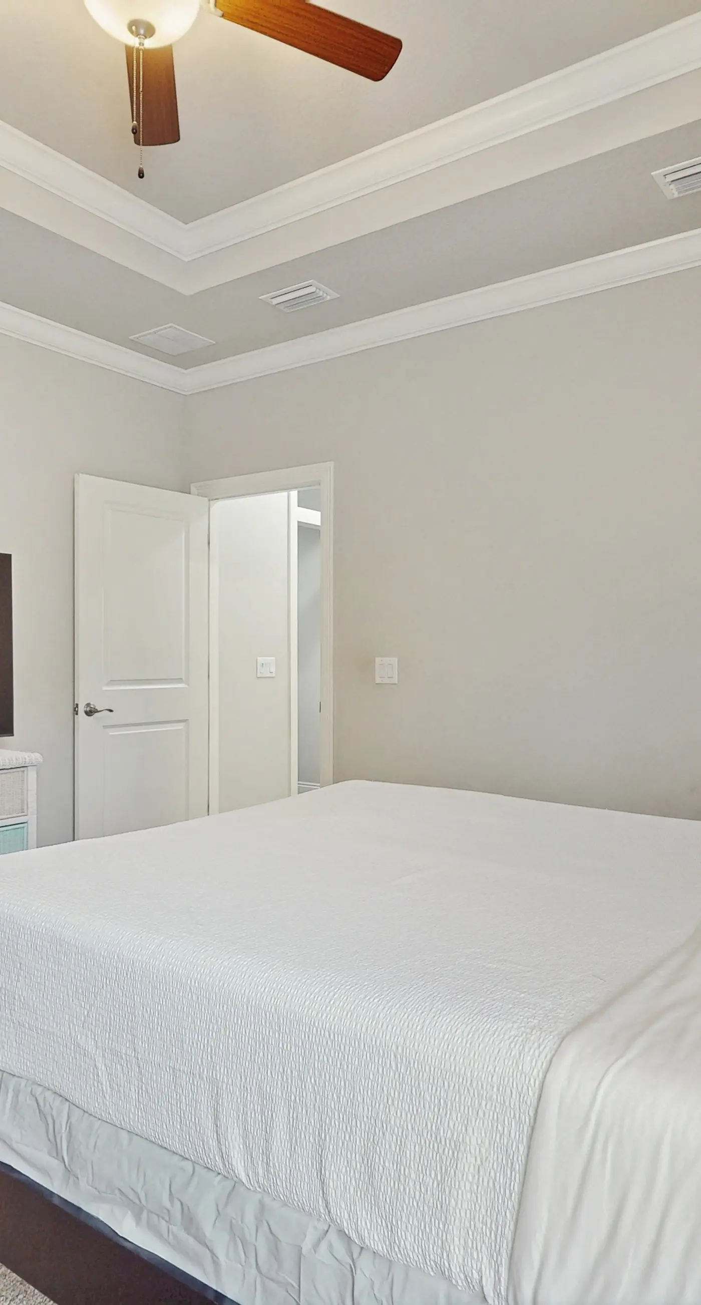 Cozy coastal private home with fenced yard, dog-friendly and close to beach