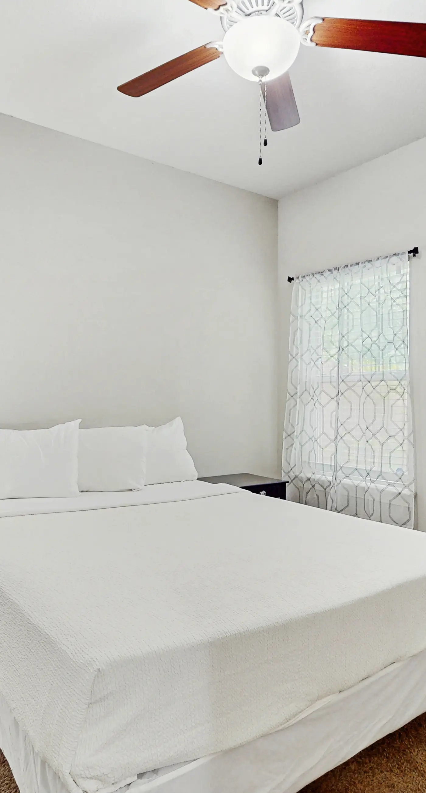 Cozy coastal private home with fenced yard, dog-friendly and close to beach