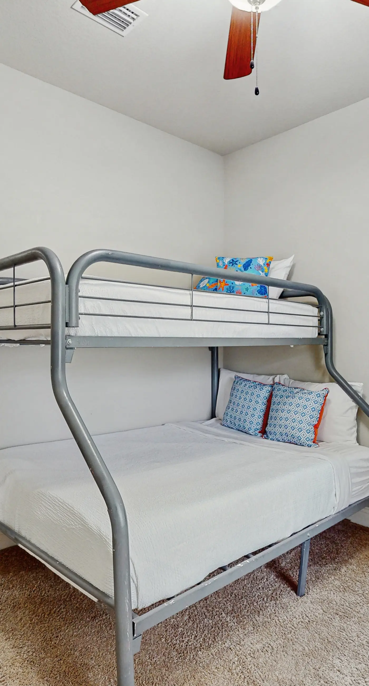 Cozy coastal private home with fenced yard, dog-friendly and close to beach