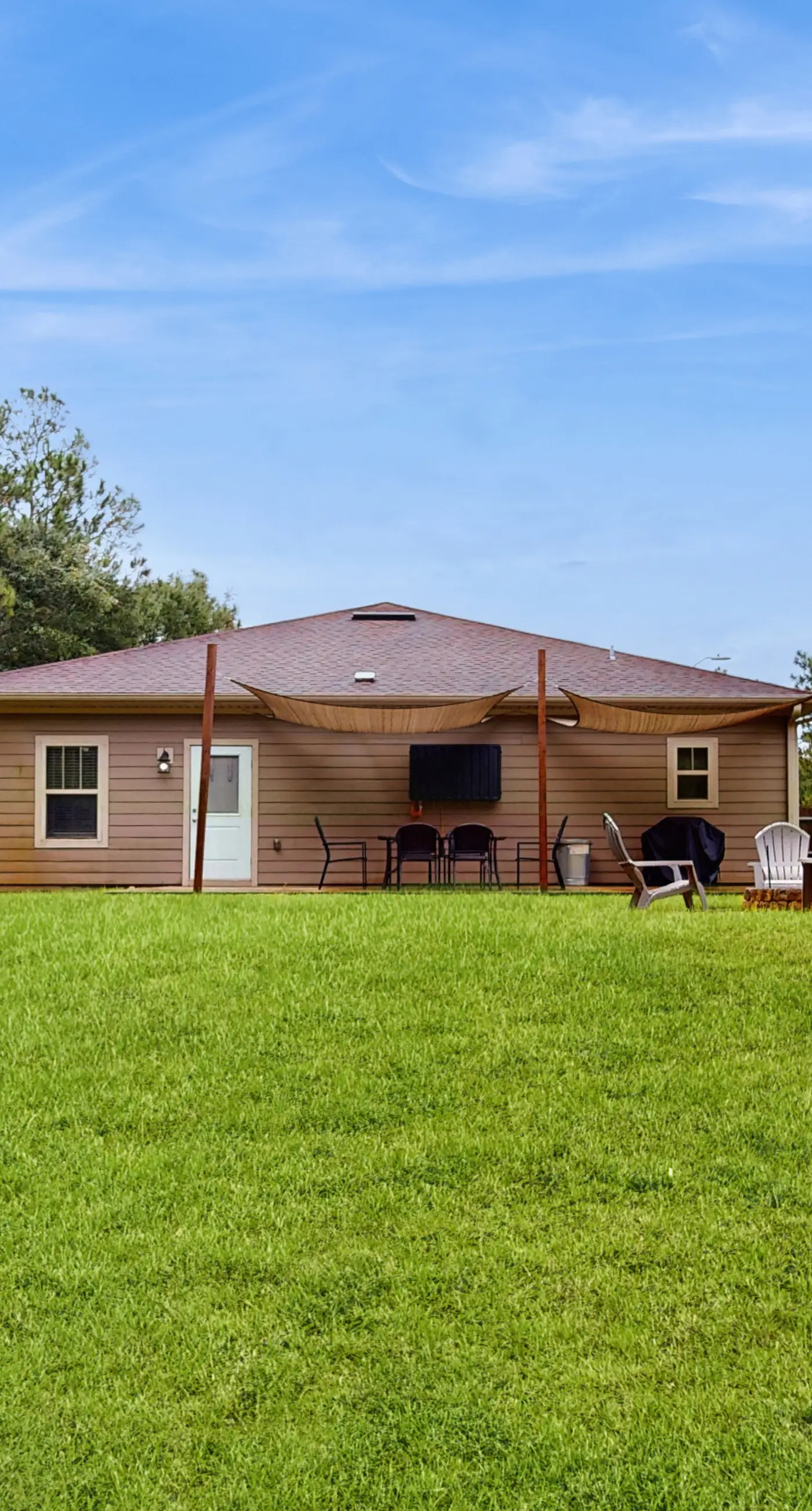 Cozy coastal private home with fenced yard, dog-friendly and close to beach