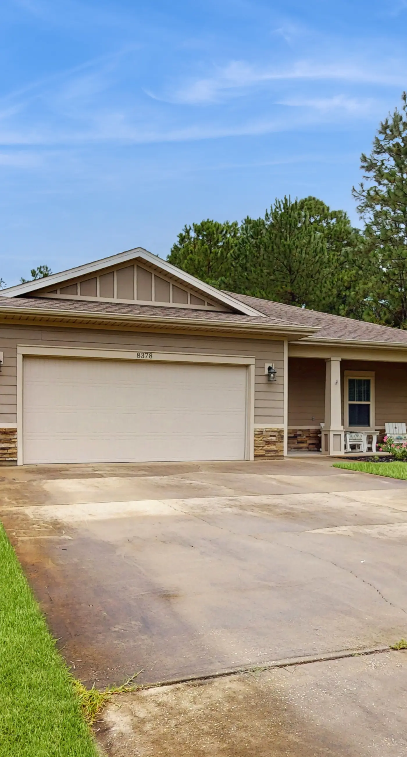 Cozy coastal private home with fenced yard, dog-friendly and close to beach