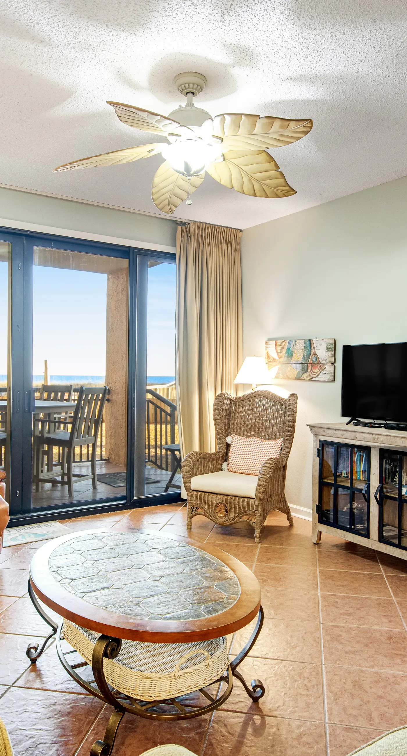 Beachfront condo with pool, tennis, fitness center & WiFi