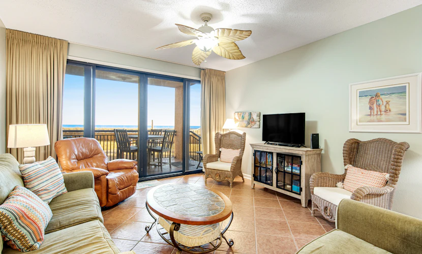 Beachfront condo with pool, tennis, fitness center & WiFi