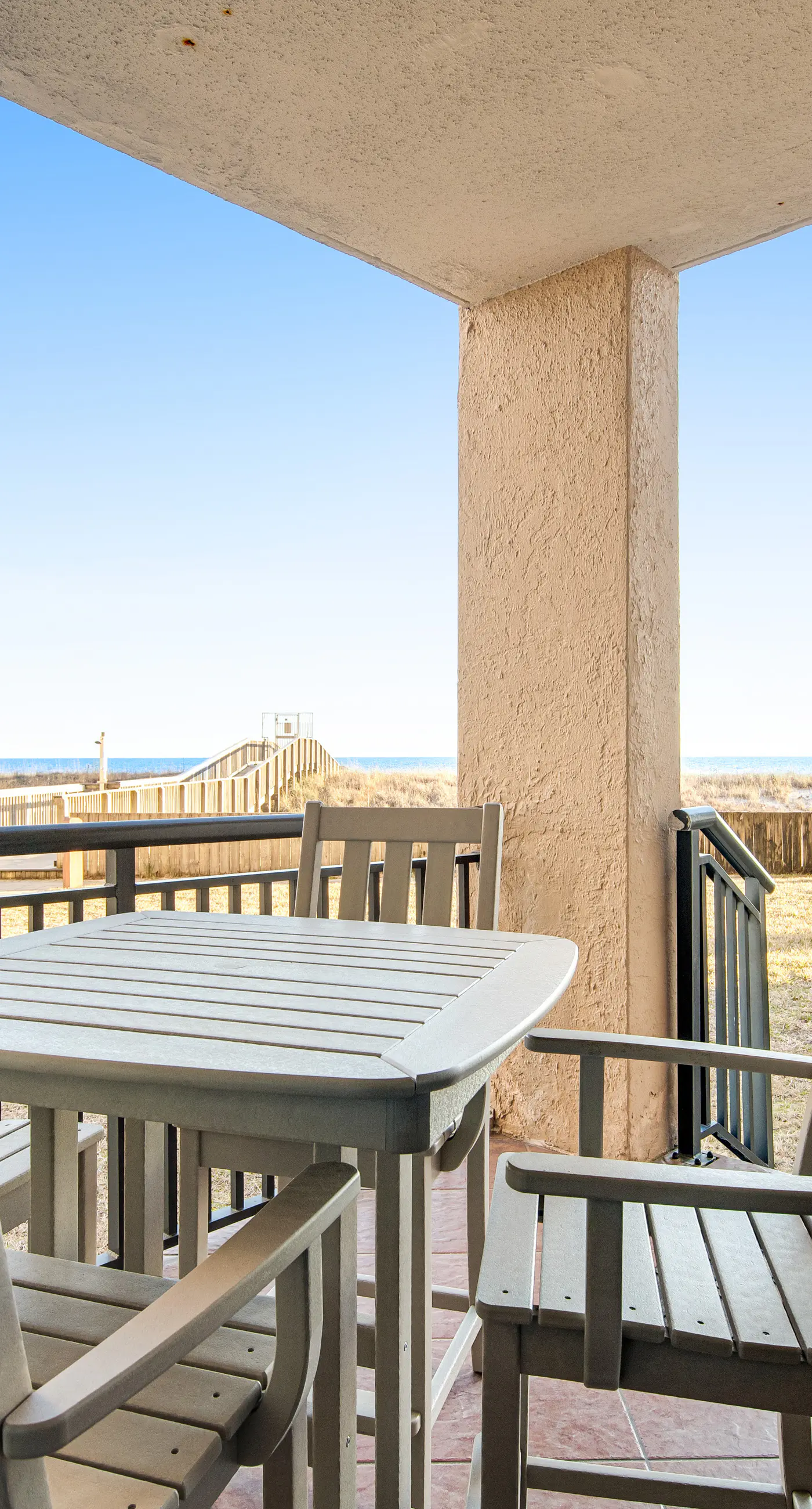 Beachfront condo with pool, tennis, fitness center & WiFi