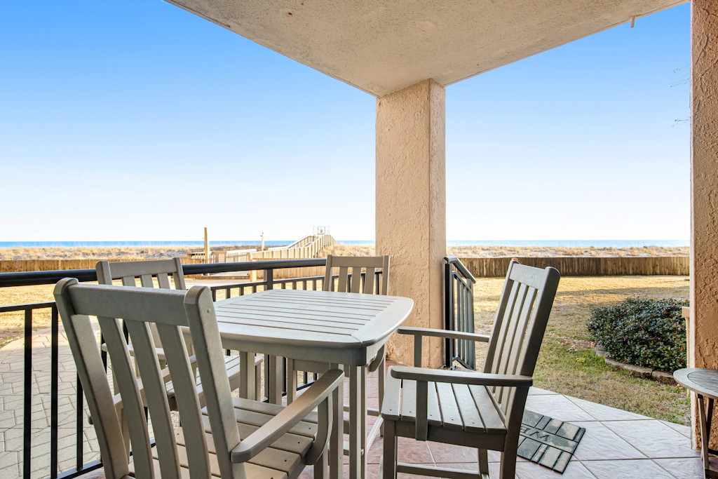 Beachfront condo with pool, tennis, fitness center & WiFi