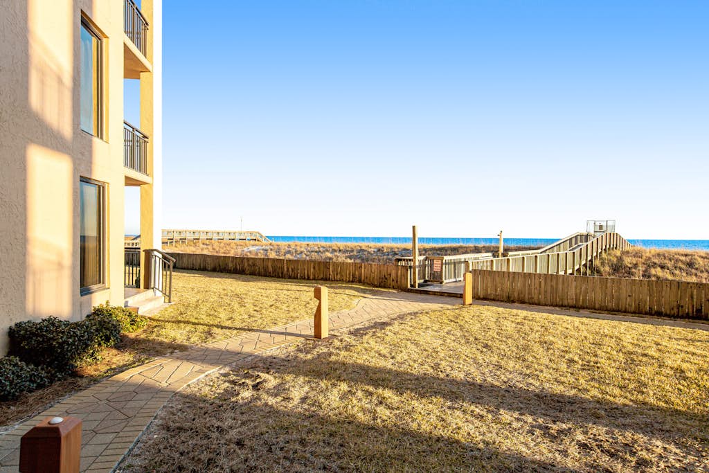 Beachfront condo with pool, tennis, fitness center & WiFi
