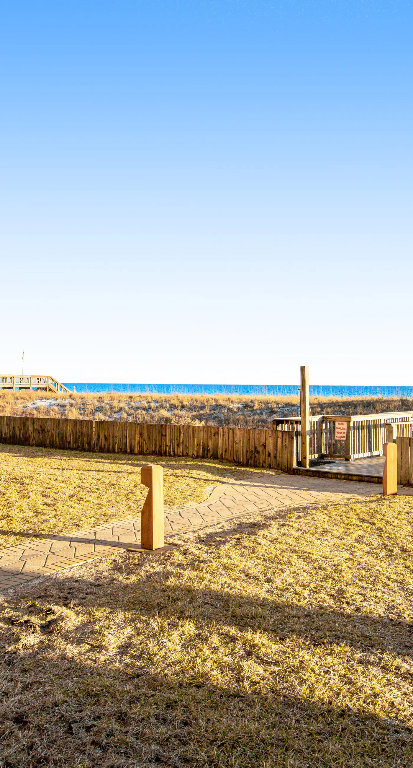 Beachfront condo with pool, tennis, fitness center & WiFi