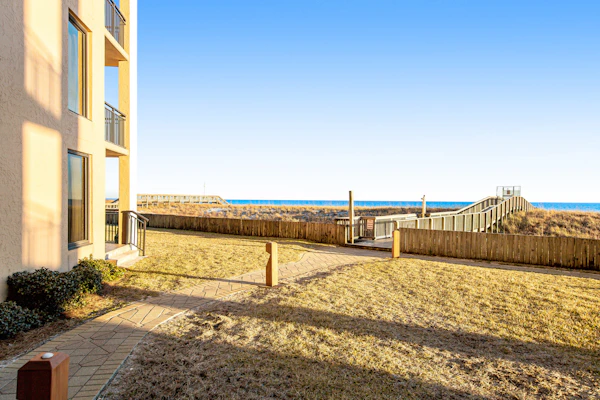 Beachfront condo with pool, tennis, fitness center & WiFi
