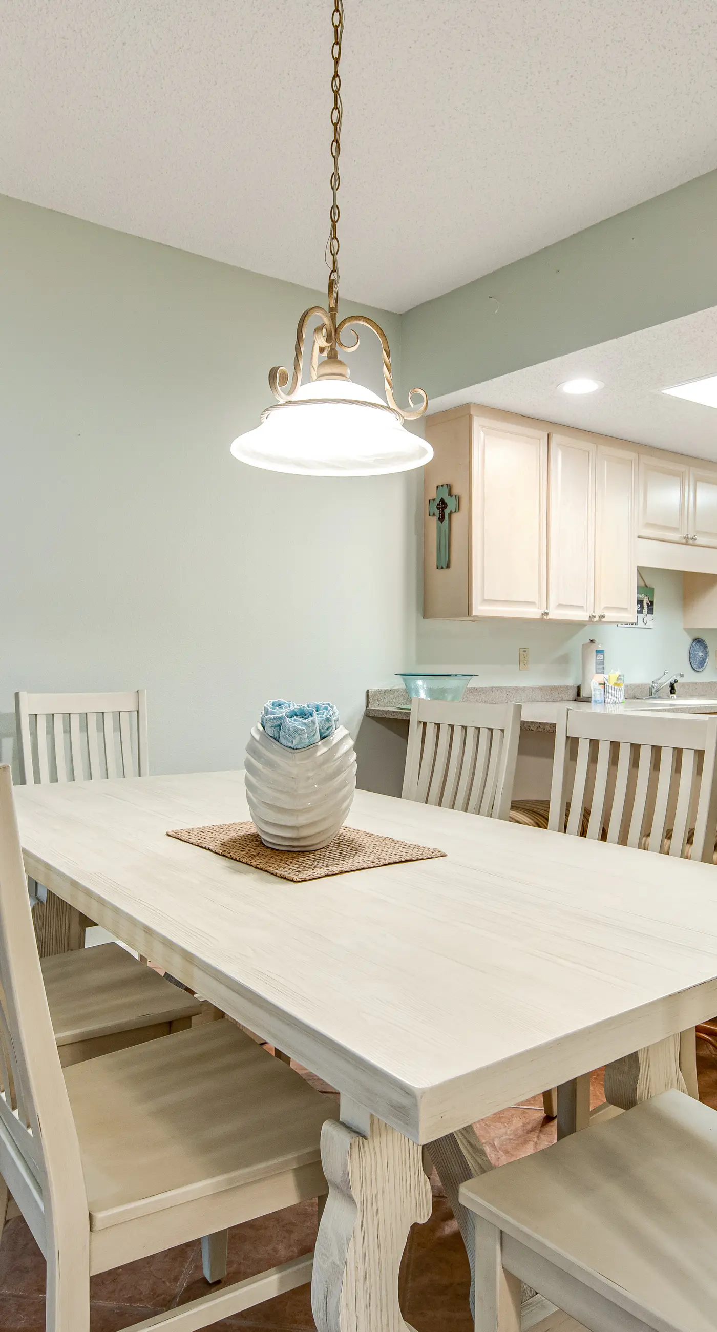 Beachfront condo with pool, tennis, fitness center & WiFi