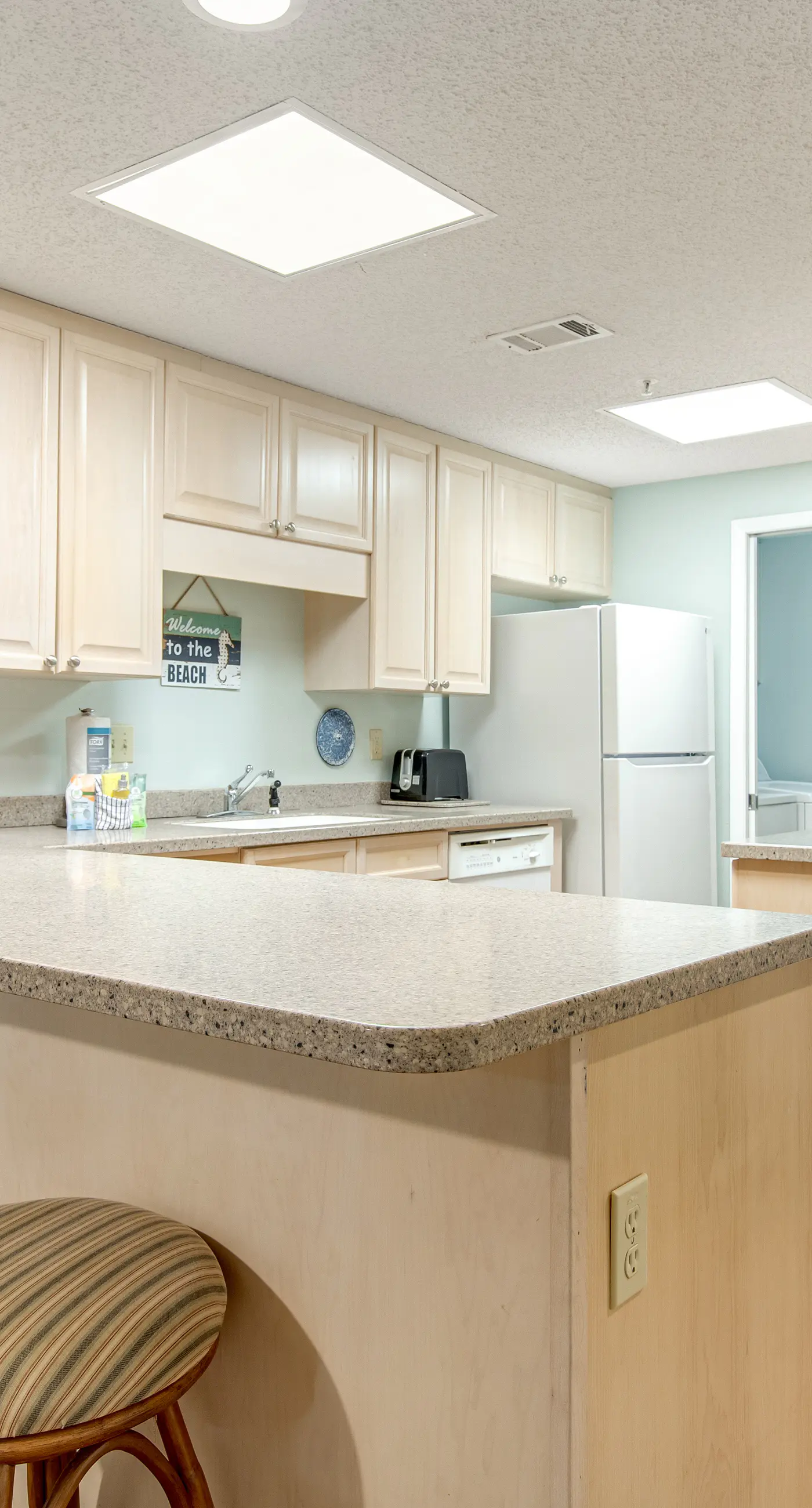Beachfront condo with pool, tennis, fitness center & WiFi