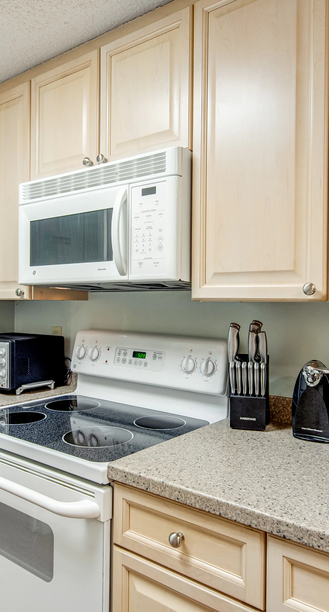 Beachfront condo with pool, tennis, fitness center & WiFi