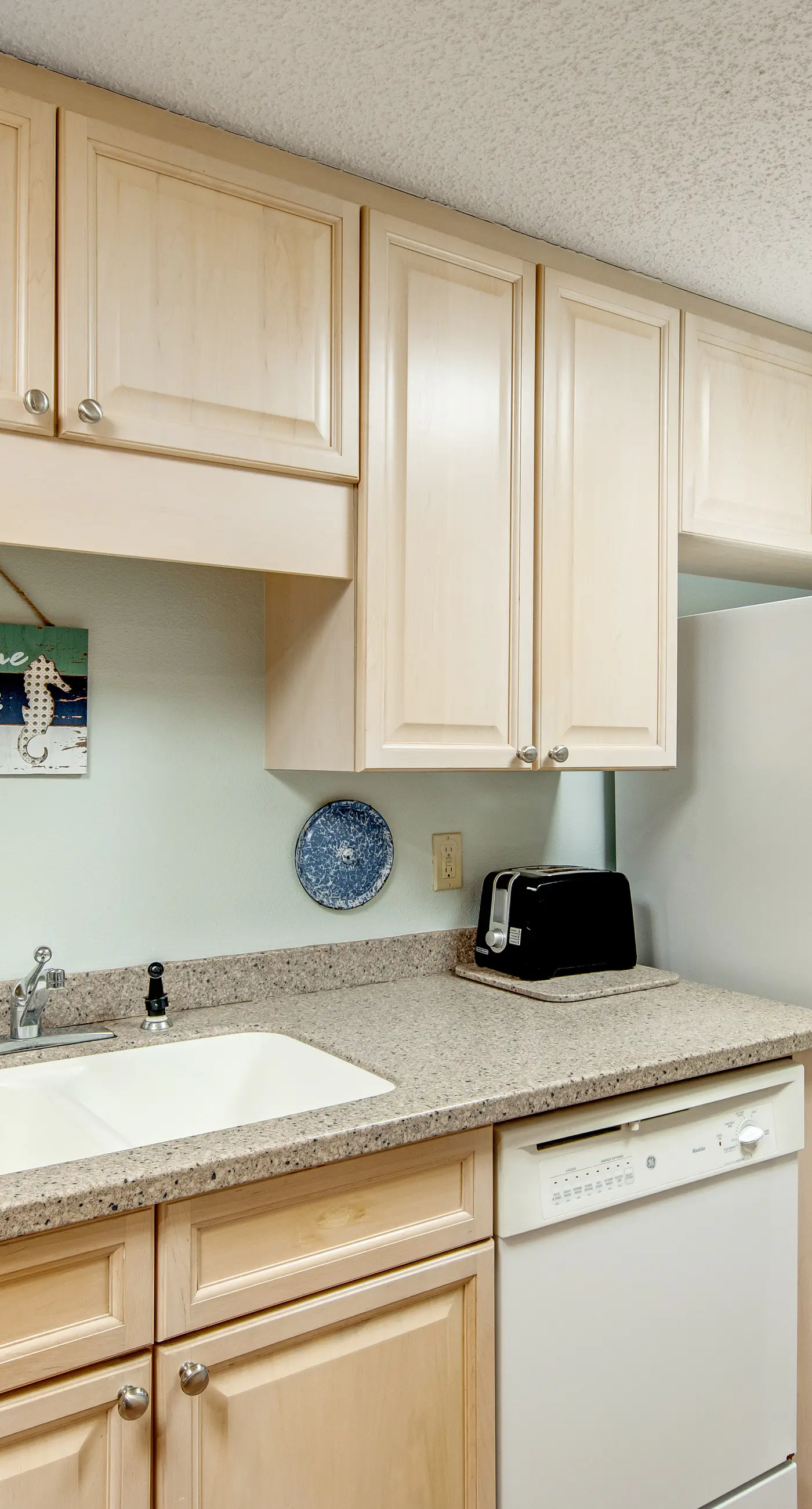 Beachfront condo with pool, tennis, fitness center & WiFi