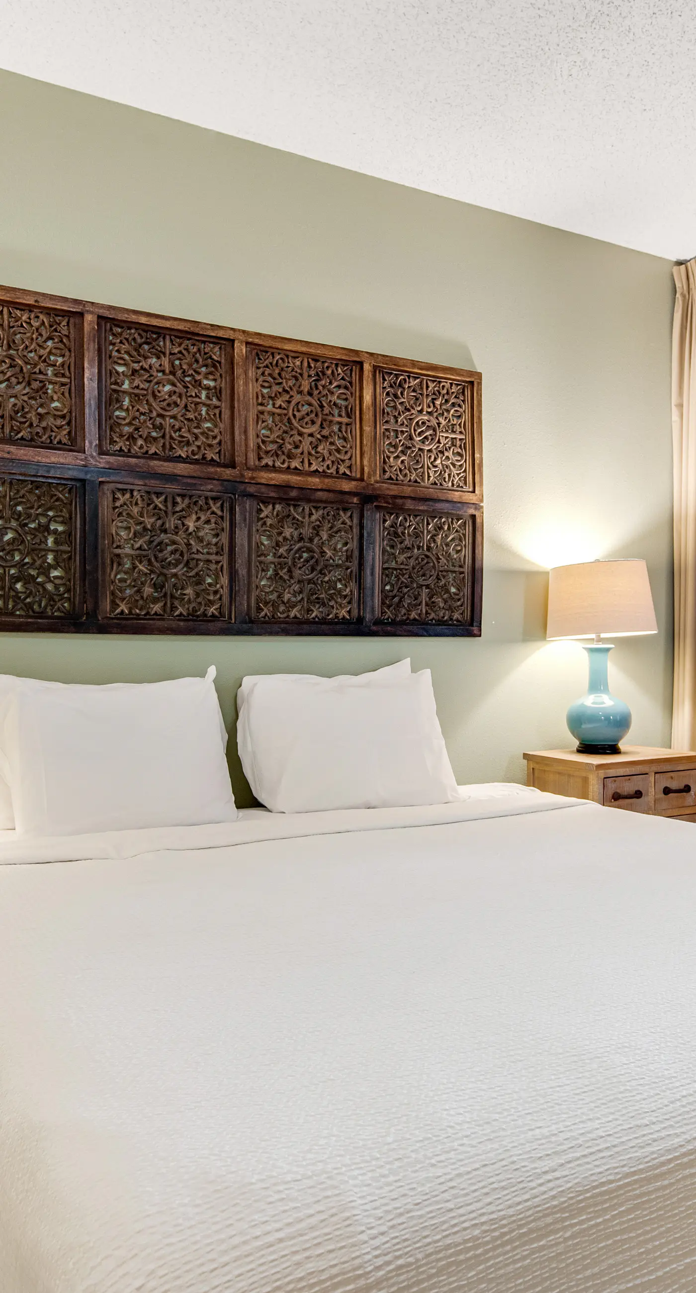 Beachfront condo with pool, tennis, fitness center & WiFi