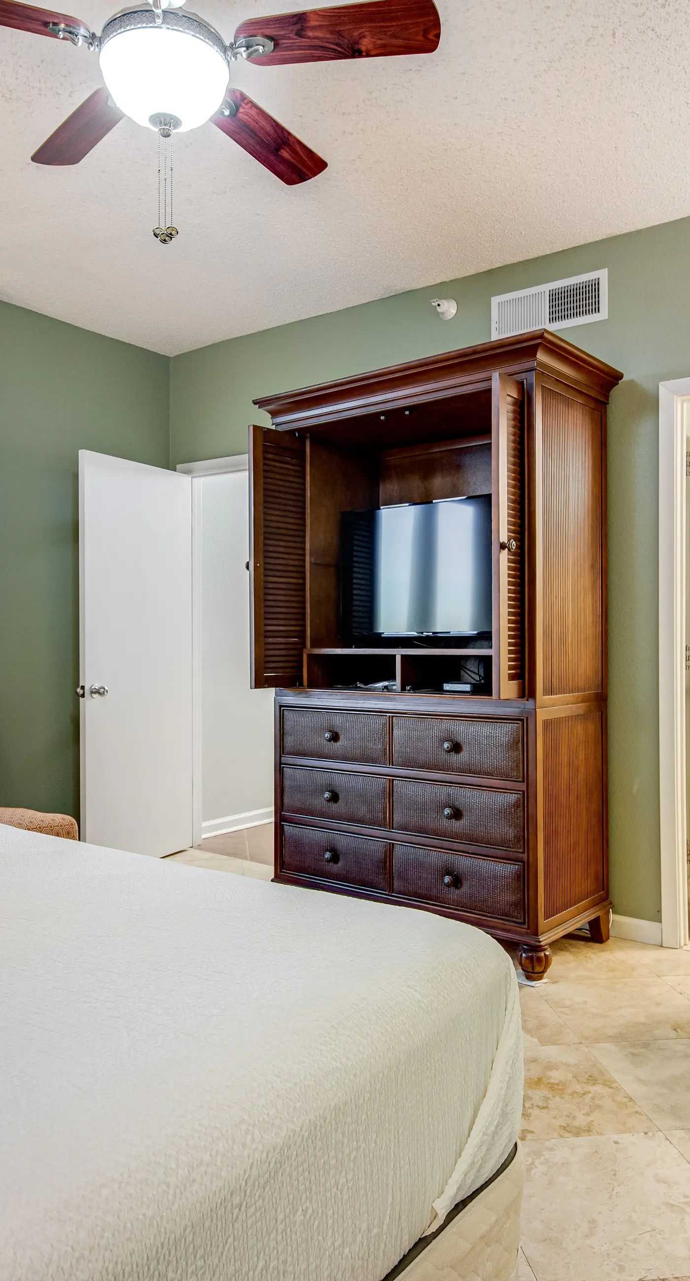 Beachfront condo with pool, tennis, fitness center & WiFi