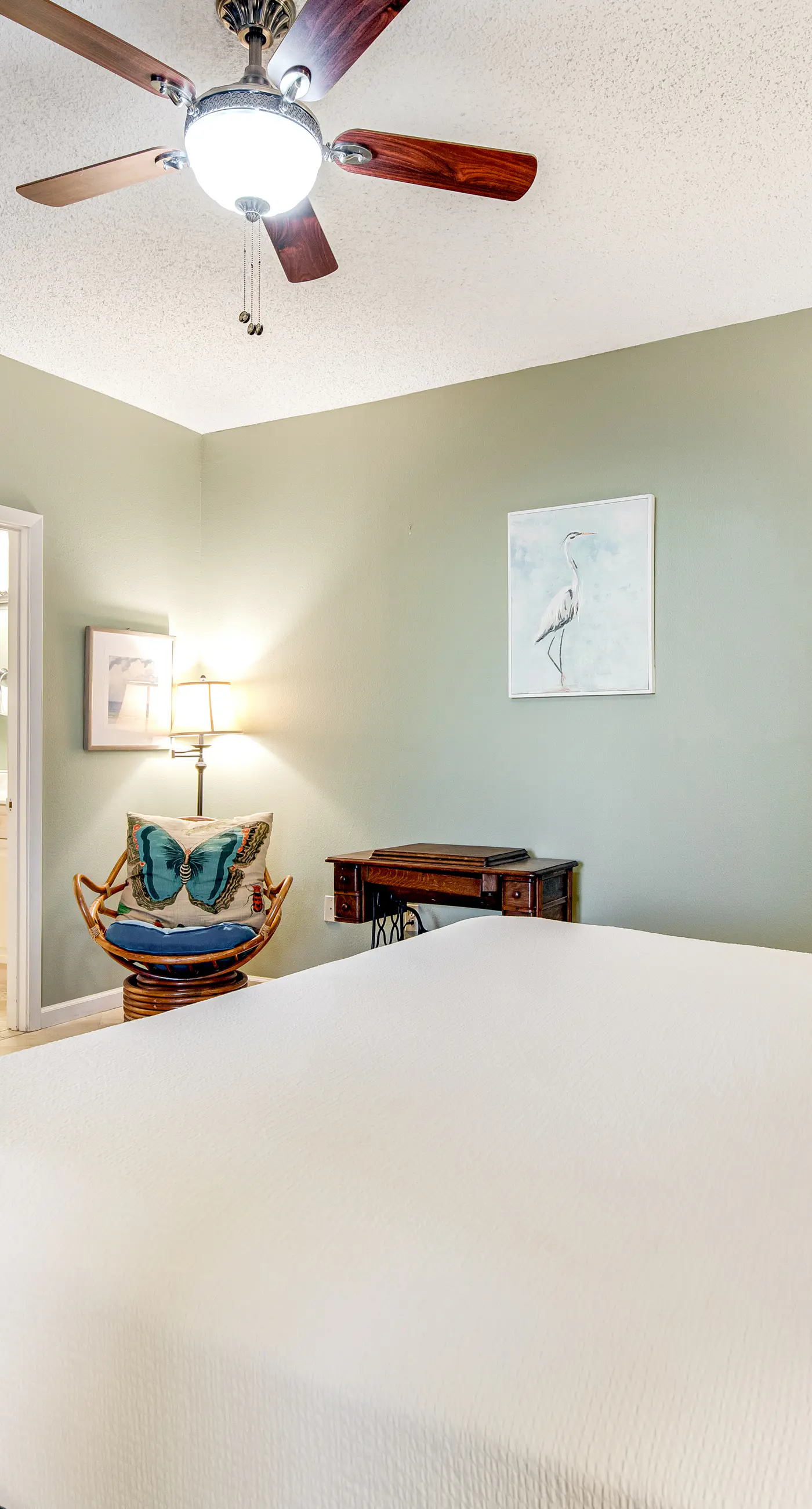 Beachfront condo with pool, tennis, fitness center & WiFi