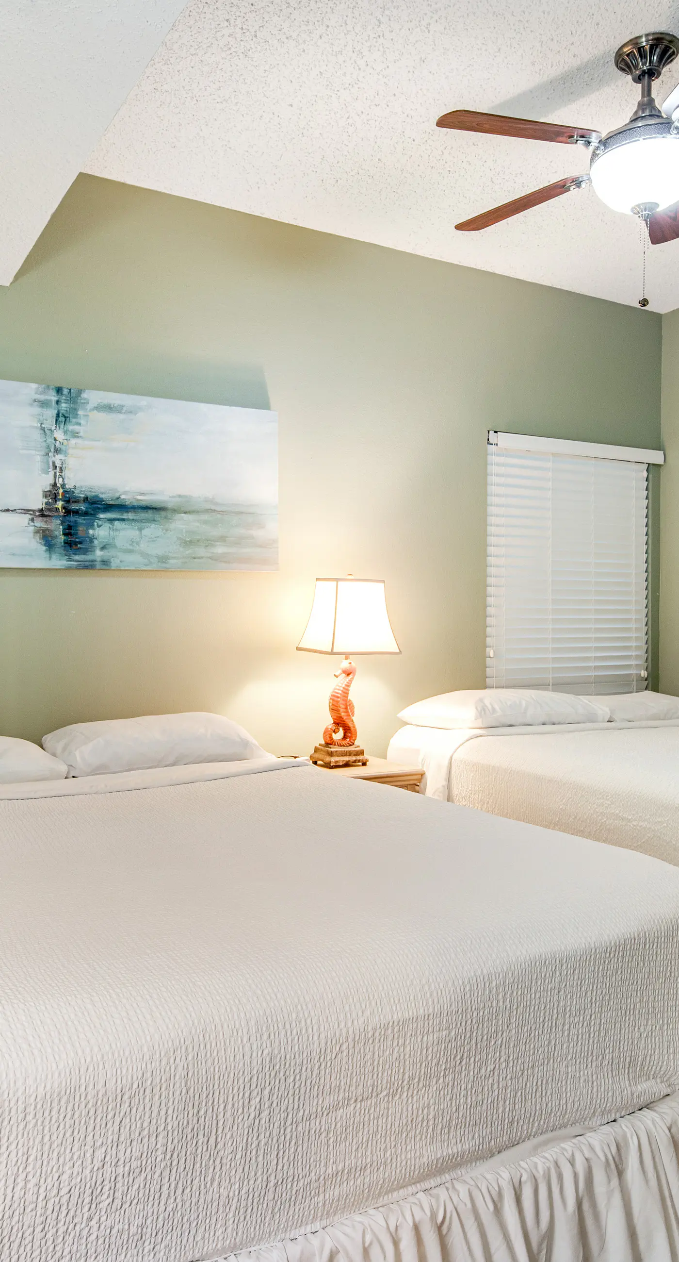 Beachfront condo with pool, tennis, fitness center & WiFi
