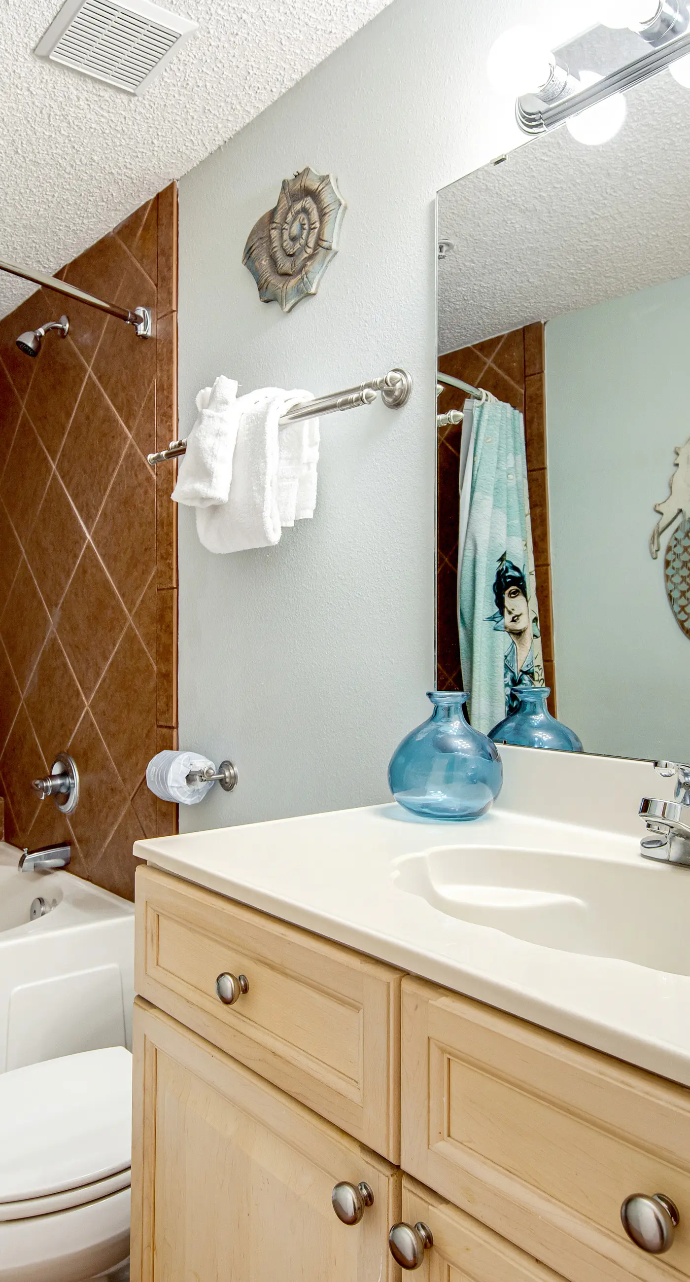 Beachfront condo with pool, tennis, fitness center & WiFi