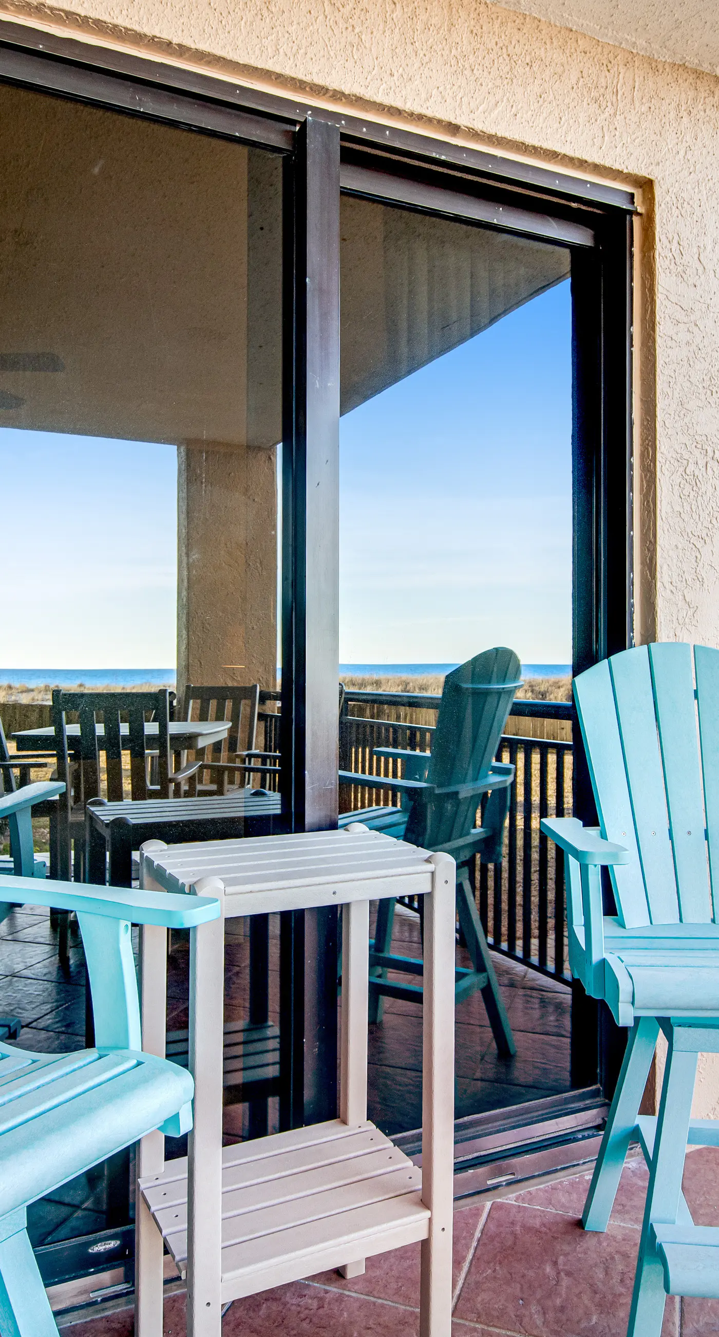 Beachfront condo with pool, tennis, fitness center & WiFi